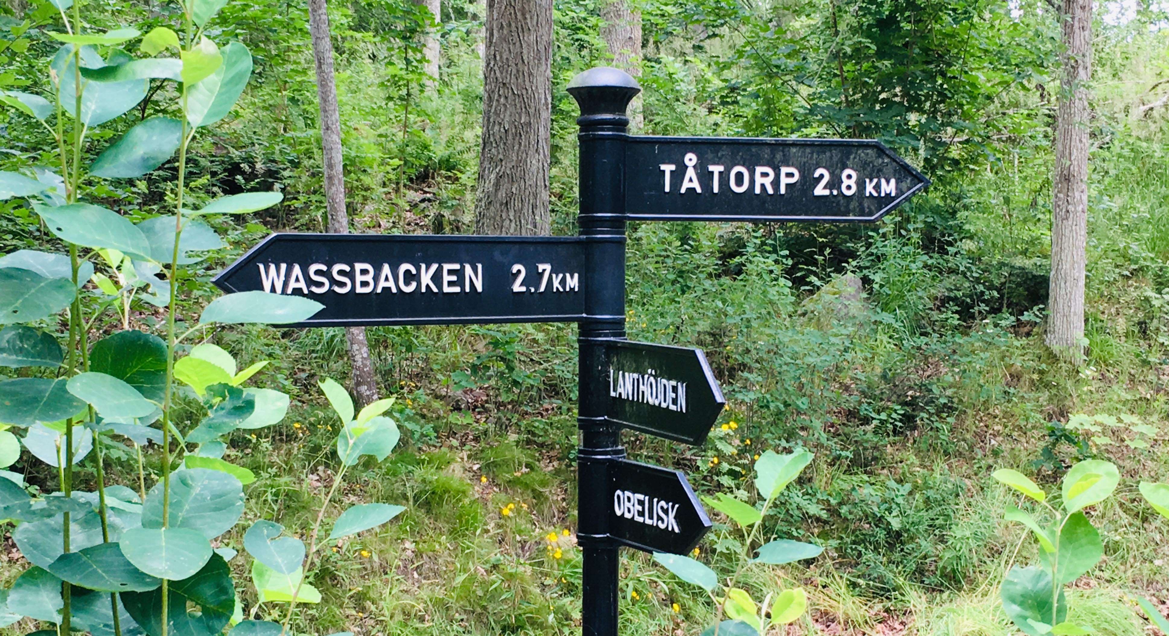 Vägvisningsskylt som visar avstånd vid Göta kanal.