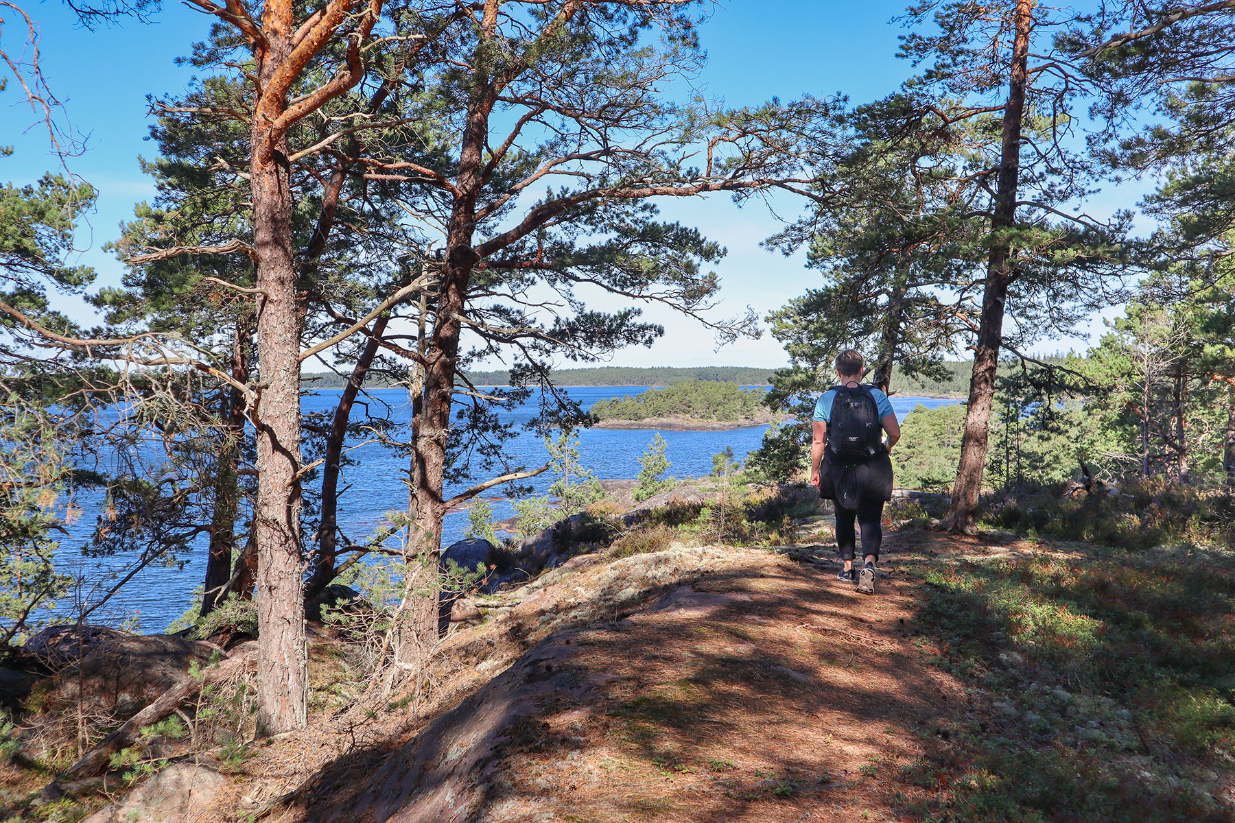 En kvinna vandrar på Brommö i Vänerns skärgård.