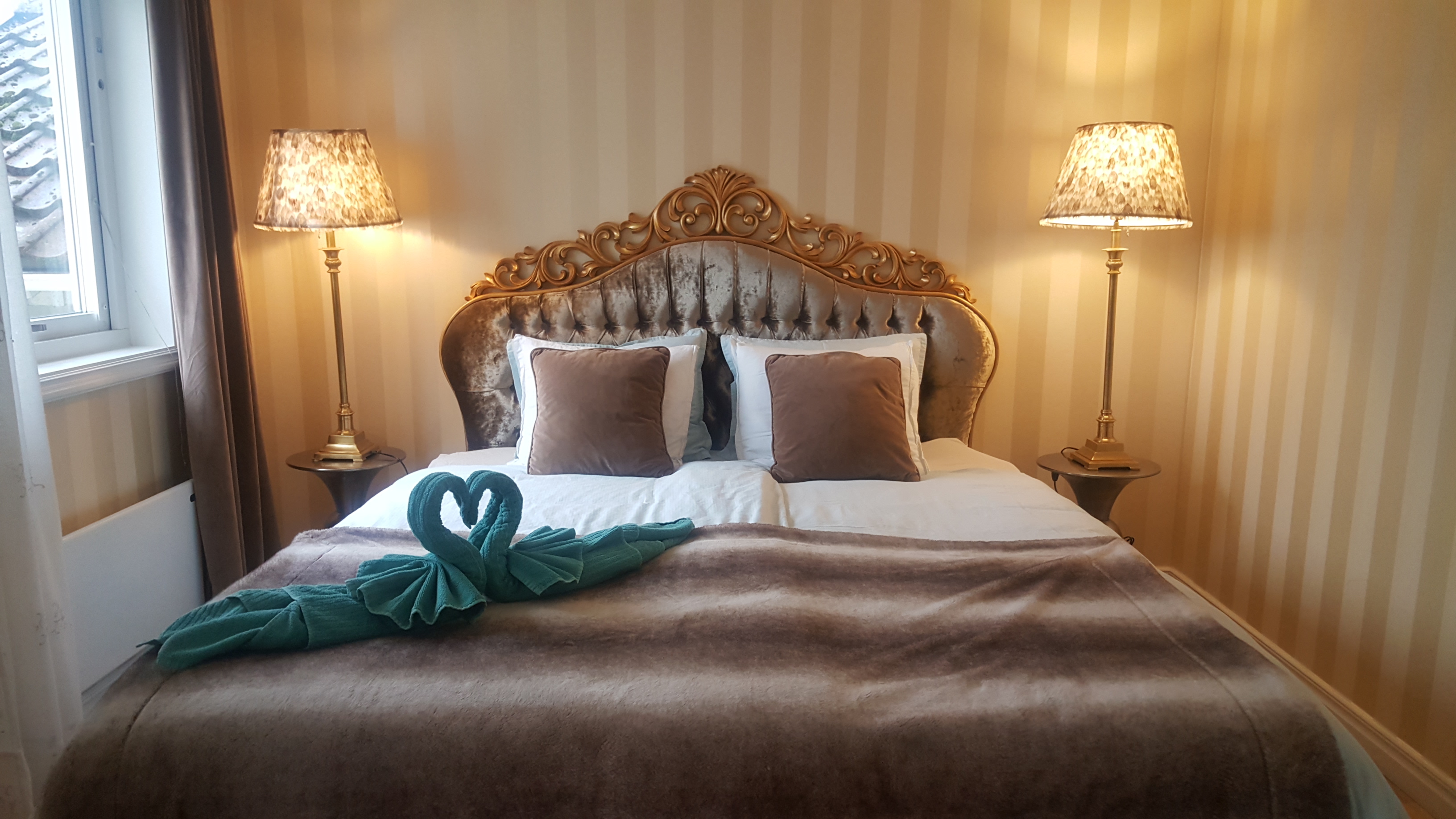 Säng i dubbelrum på Hotell Vänerport i Mariestad.