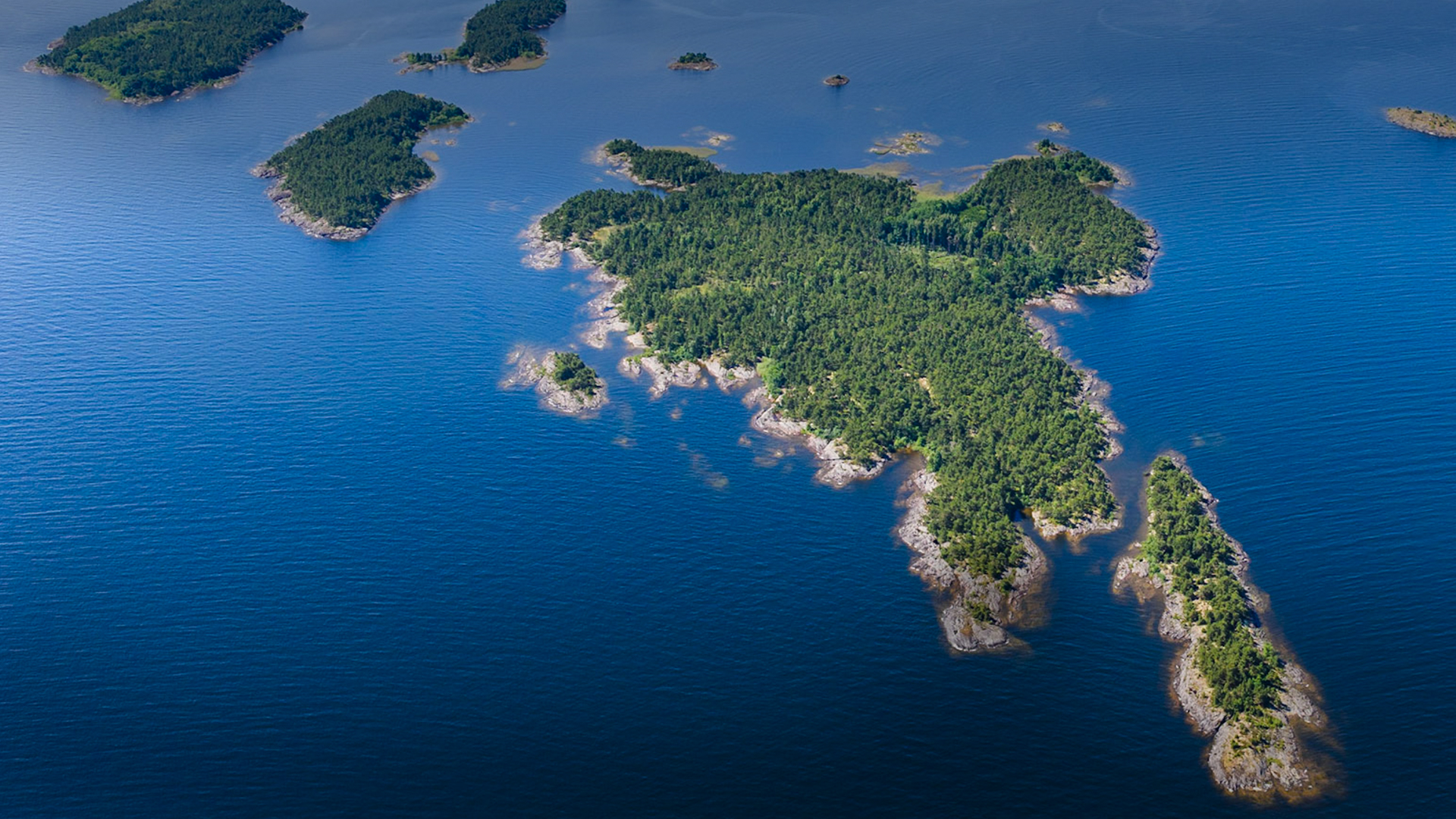 Flygfoto på skärgårdsöar i Vänern.