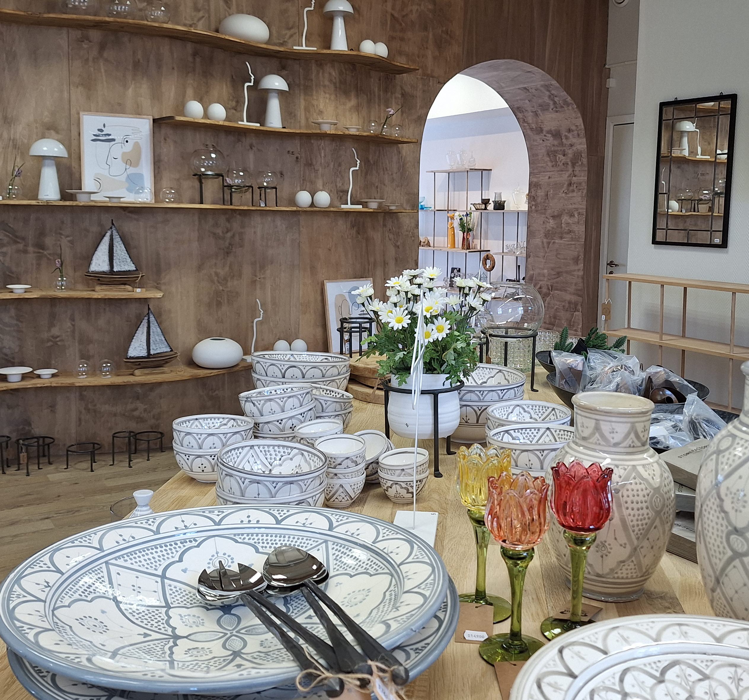 Inuti butiken Västra magasinet i Mariestad. Bord och hyllor med inredningsdetaljer.