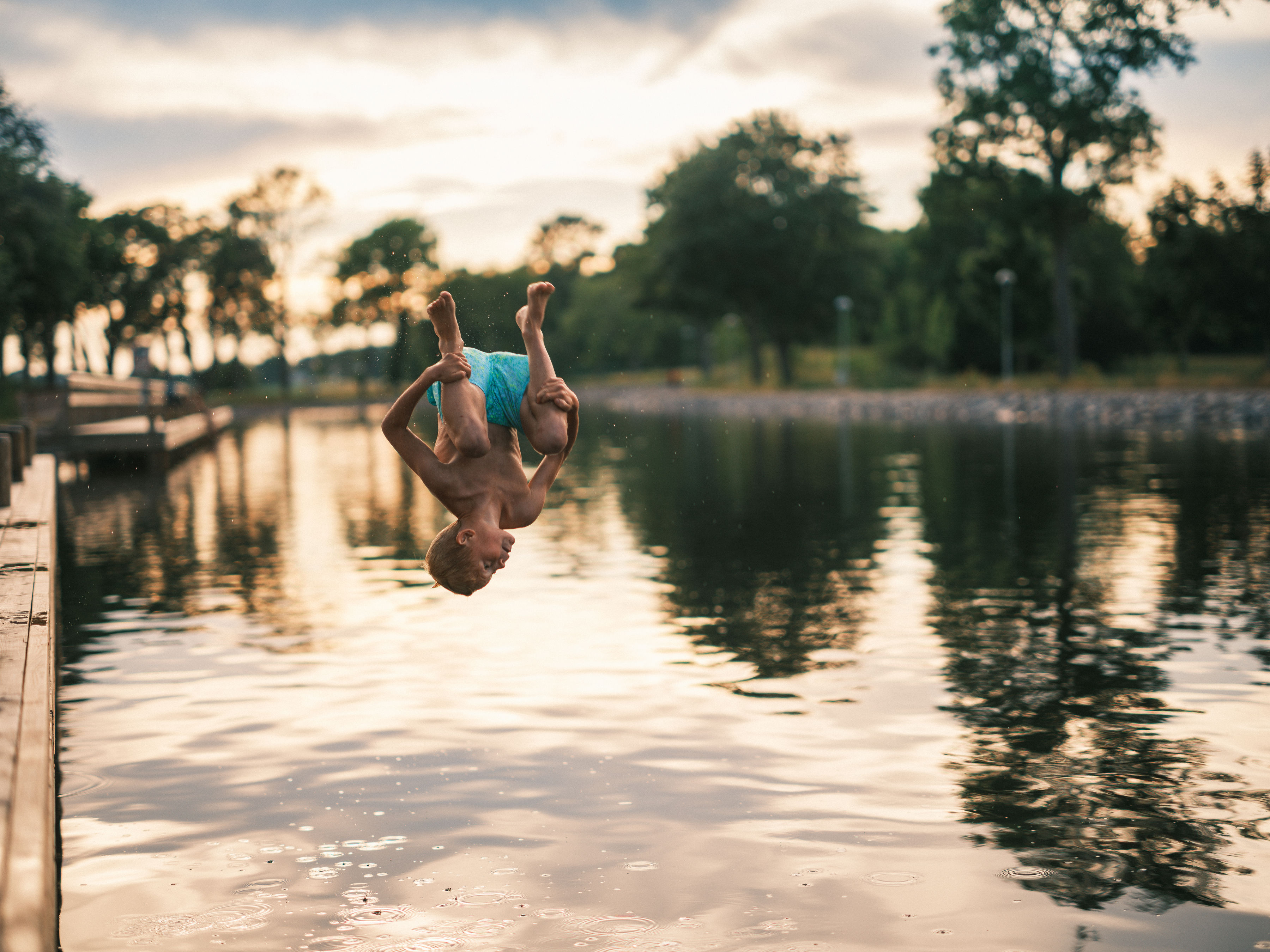 Kille upp och ner gör volt från brygga ner i Göta kanal