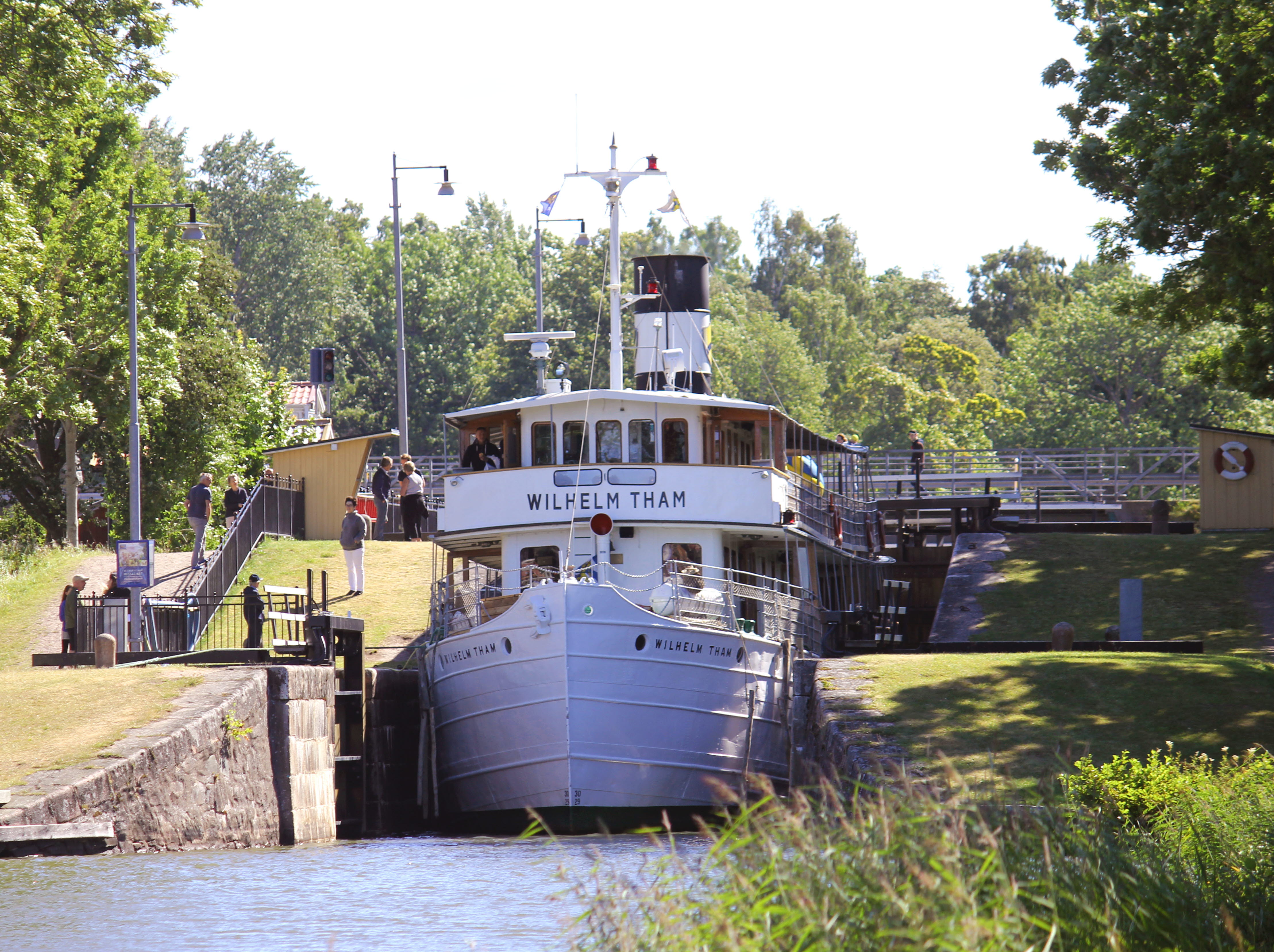 Passagerarbåten Wilhelm Tham slussar i Göta kanal. 