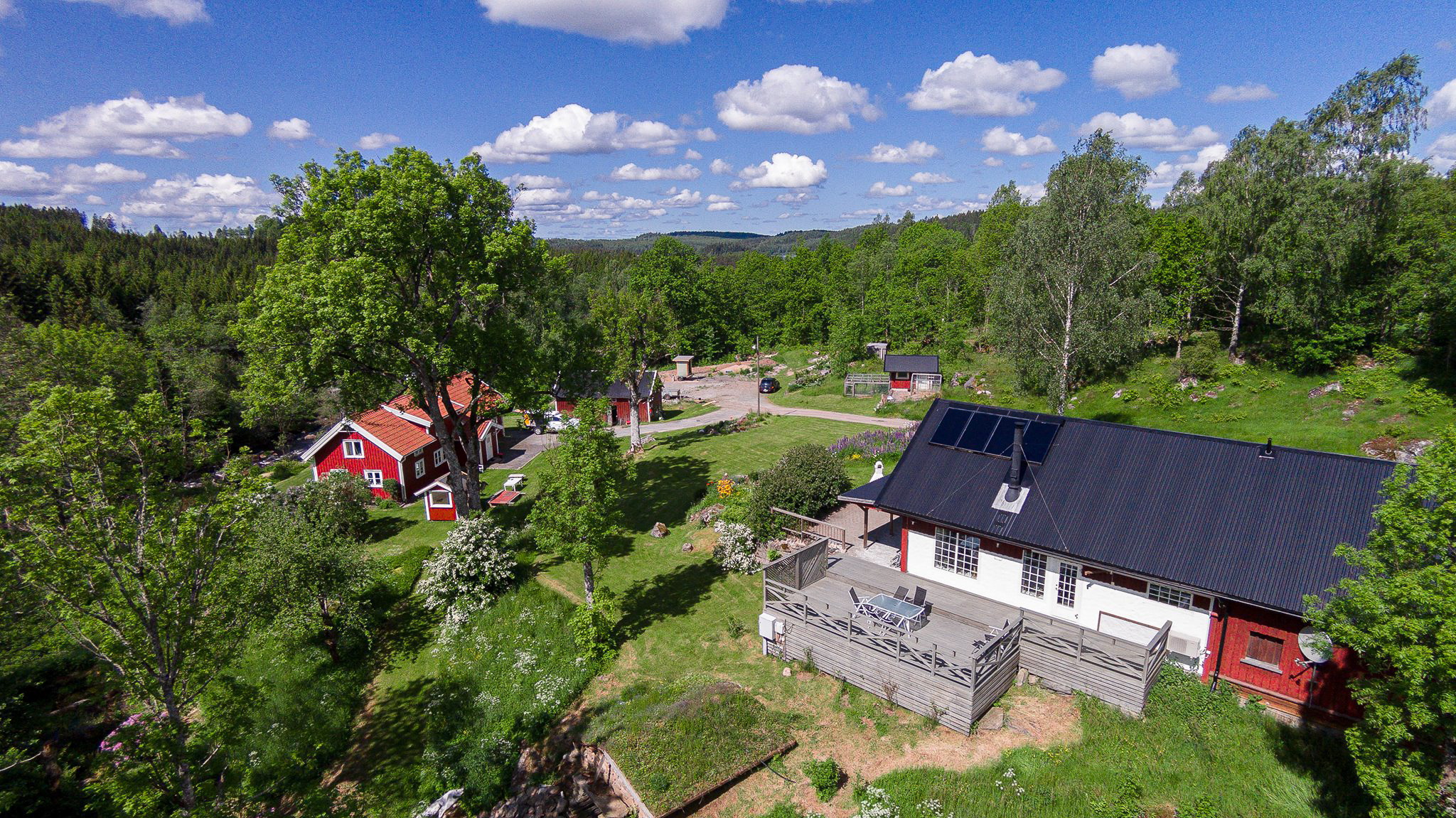 En bild på en gård, tagen uppifrån.