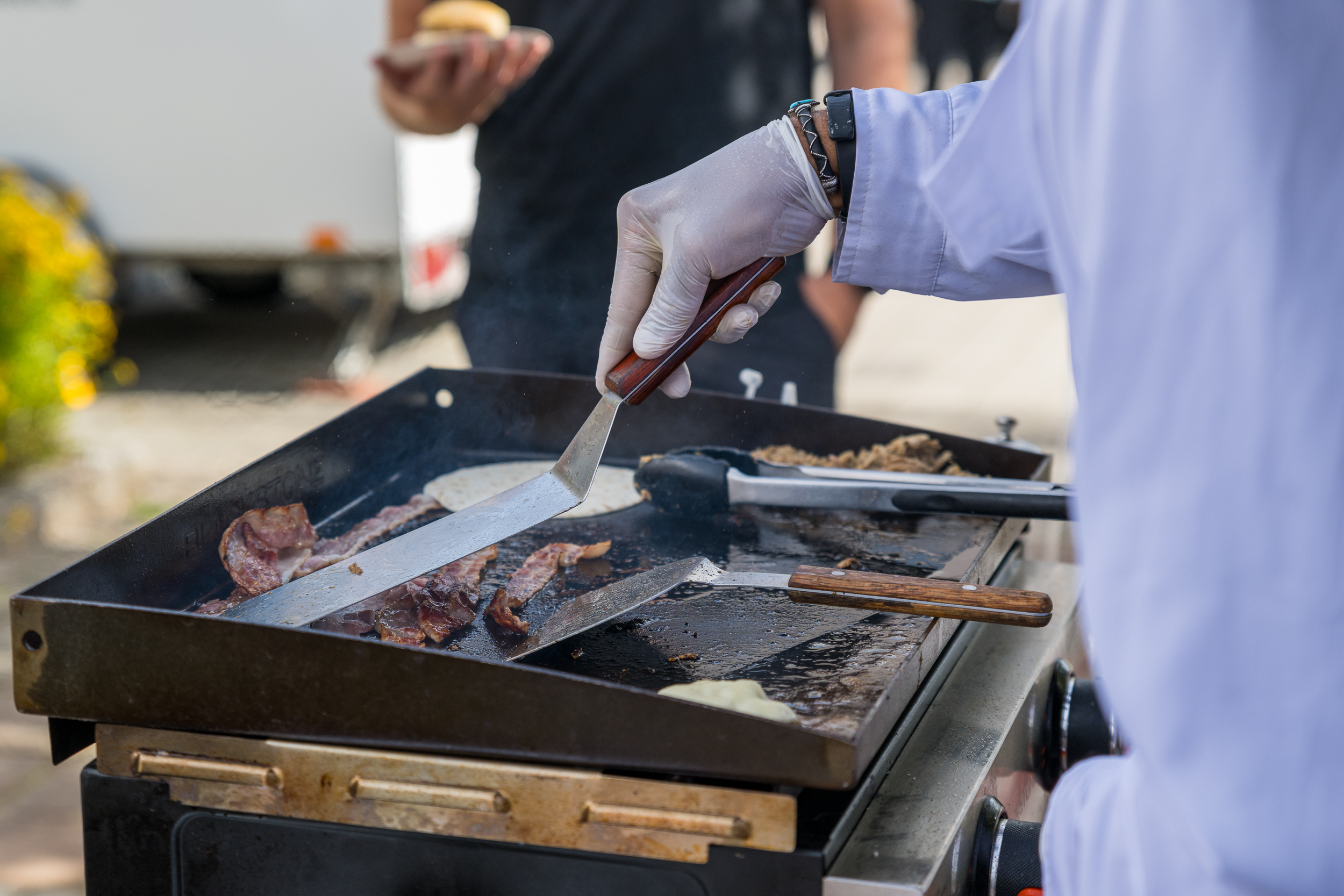 Grillar utomhus på en marknad