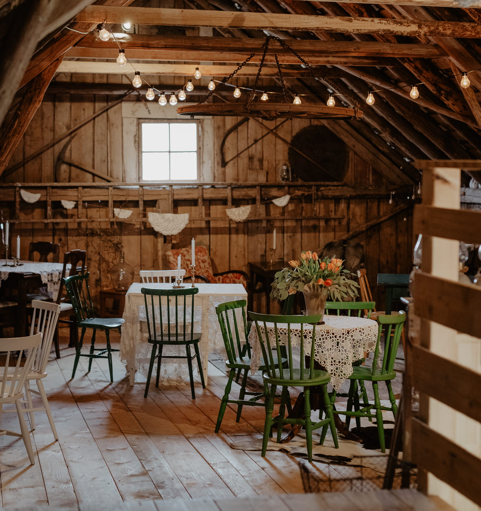 Ett matsalsbord framför en byggnad. Attareds blomster