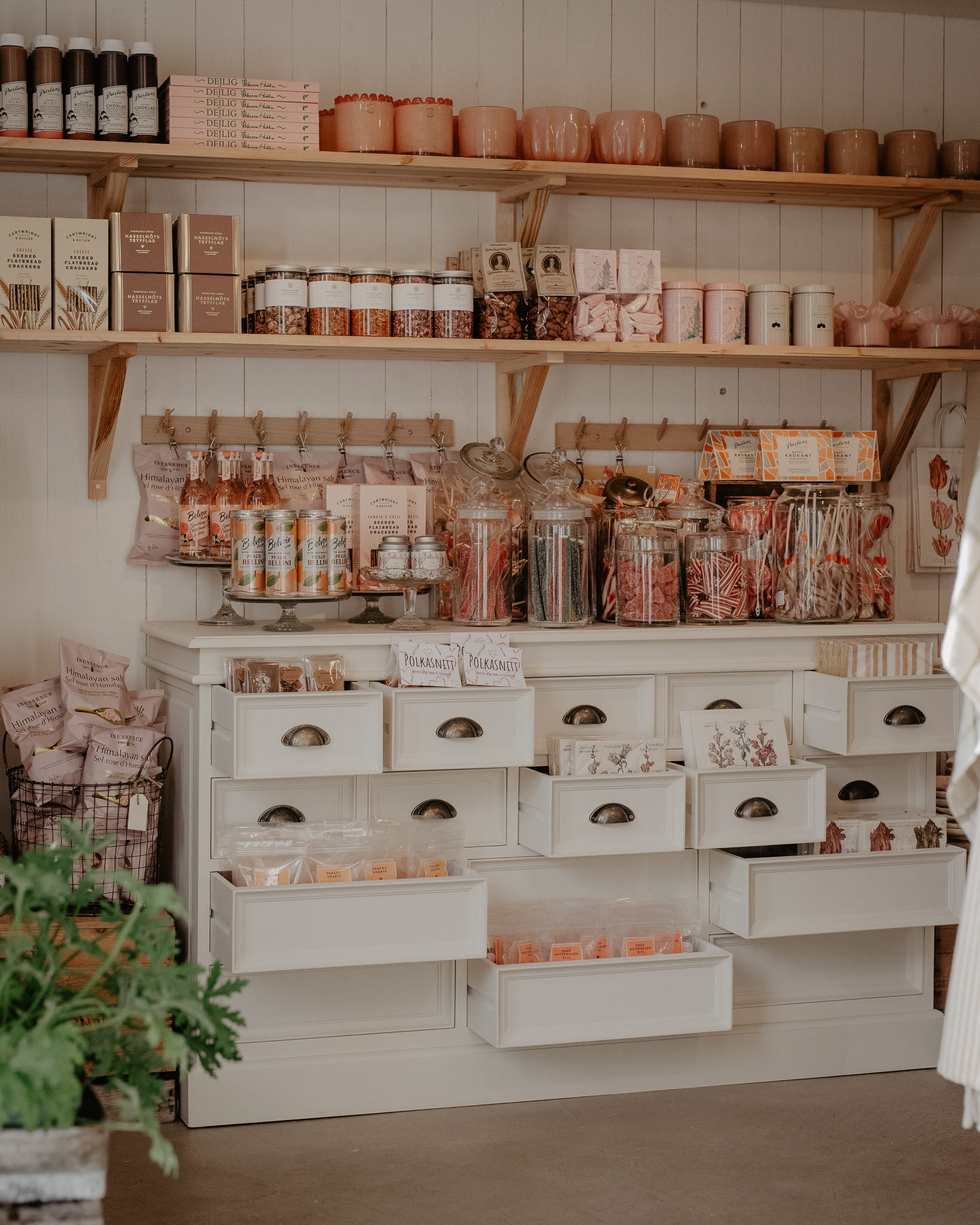 Lantligt skafferi i attareds blomster butik