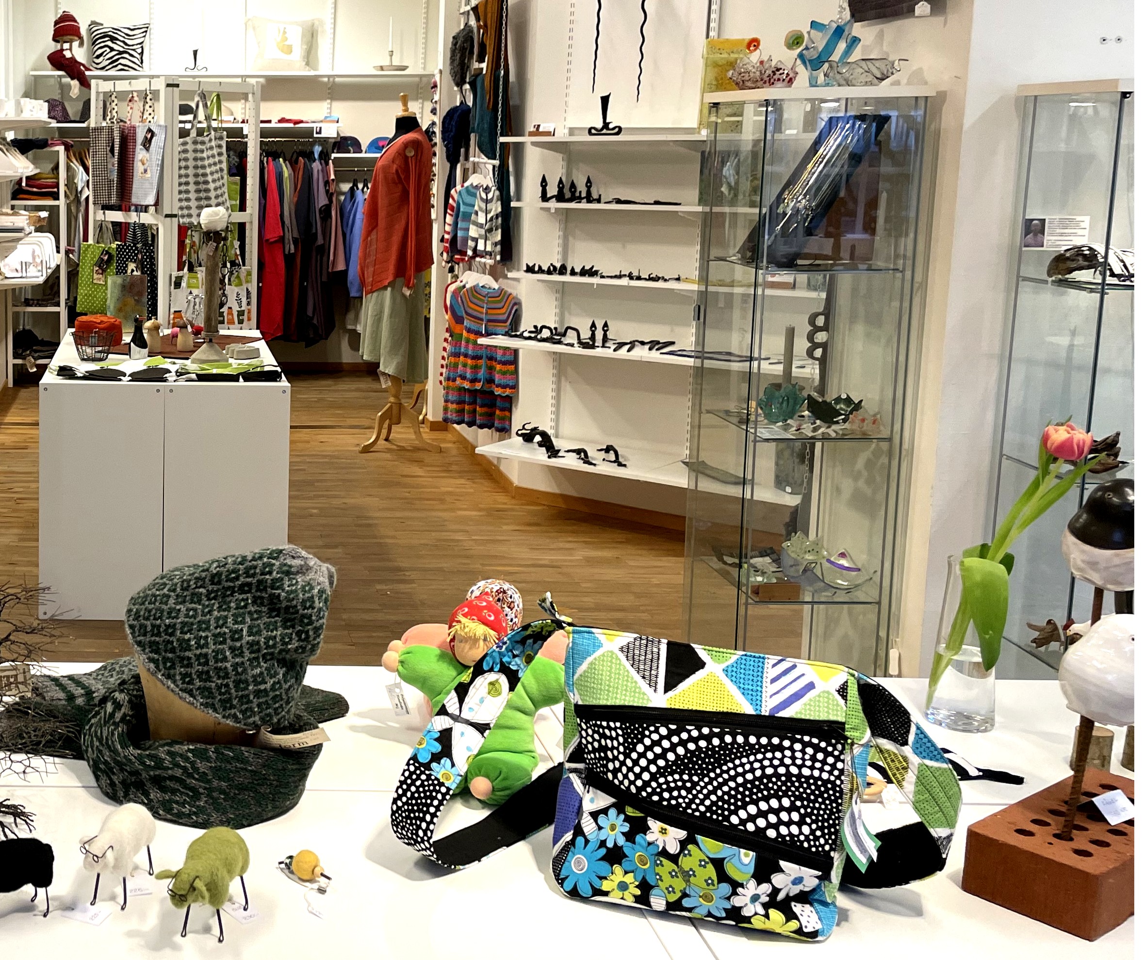 Bild på de olika produkter som finns Hos Akleja hantverk. Textilier i olika slag.