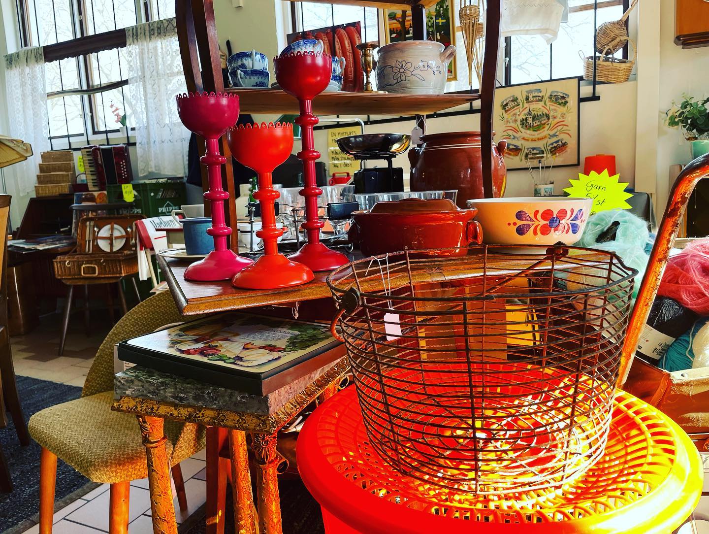 En närbild på gamla retroprylar som är till försäljning på en loppis.