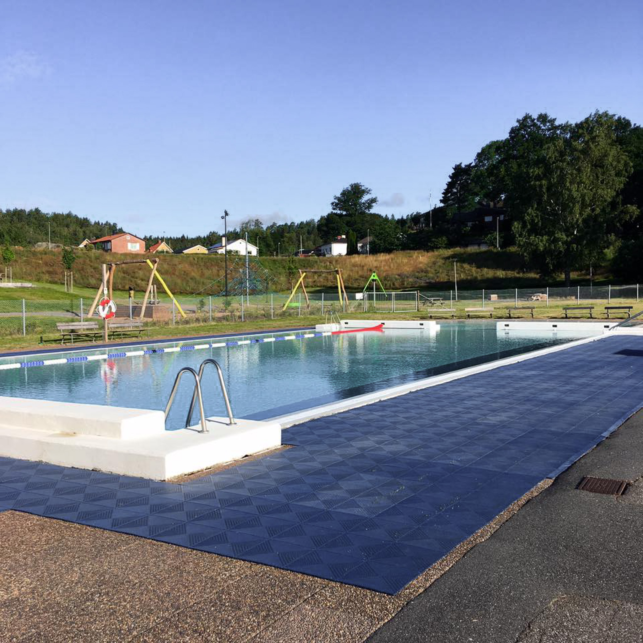 En bild på en utomhusbassäng.