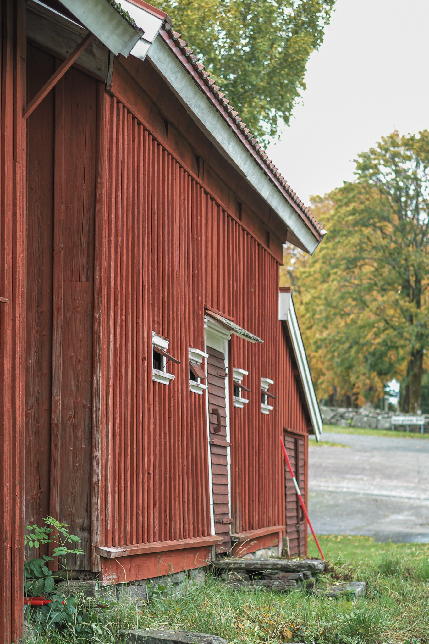 En rödmålad ladugårdsvägg i Berghem