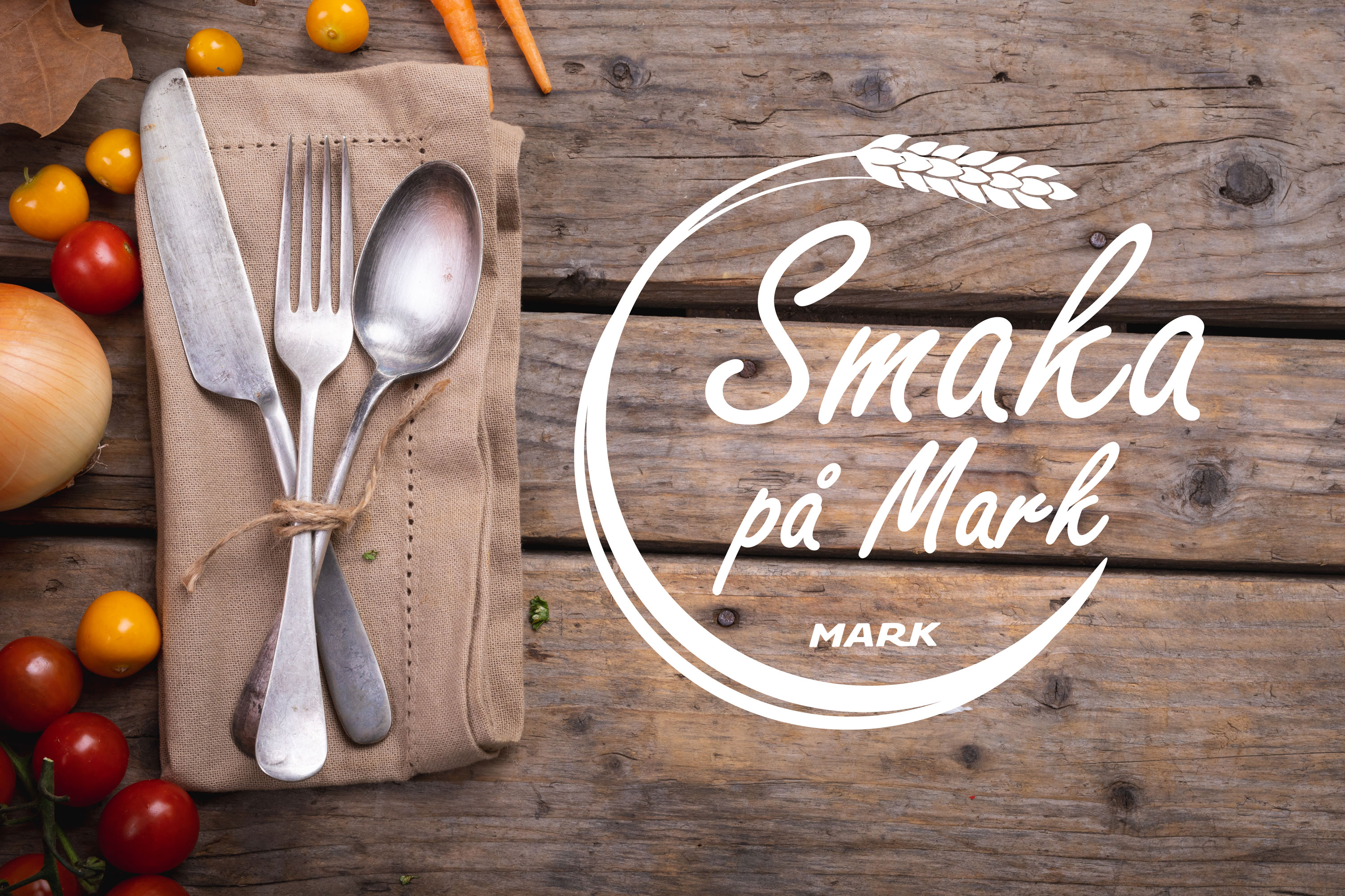 Bestick på en bräda med frukt och texten Smaka på Mark