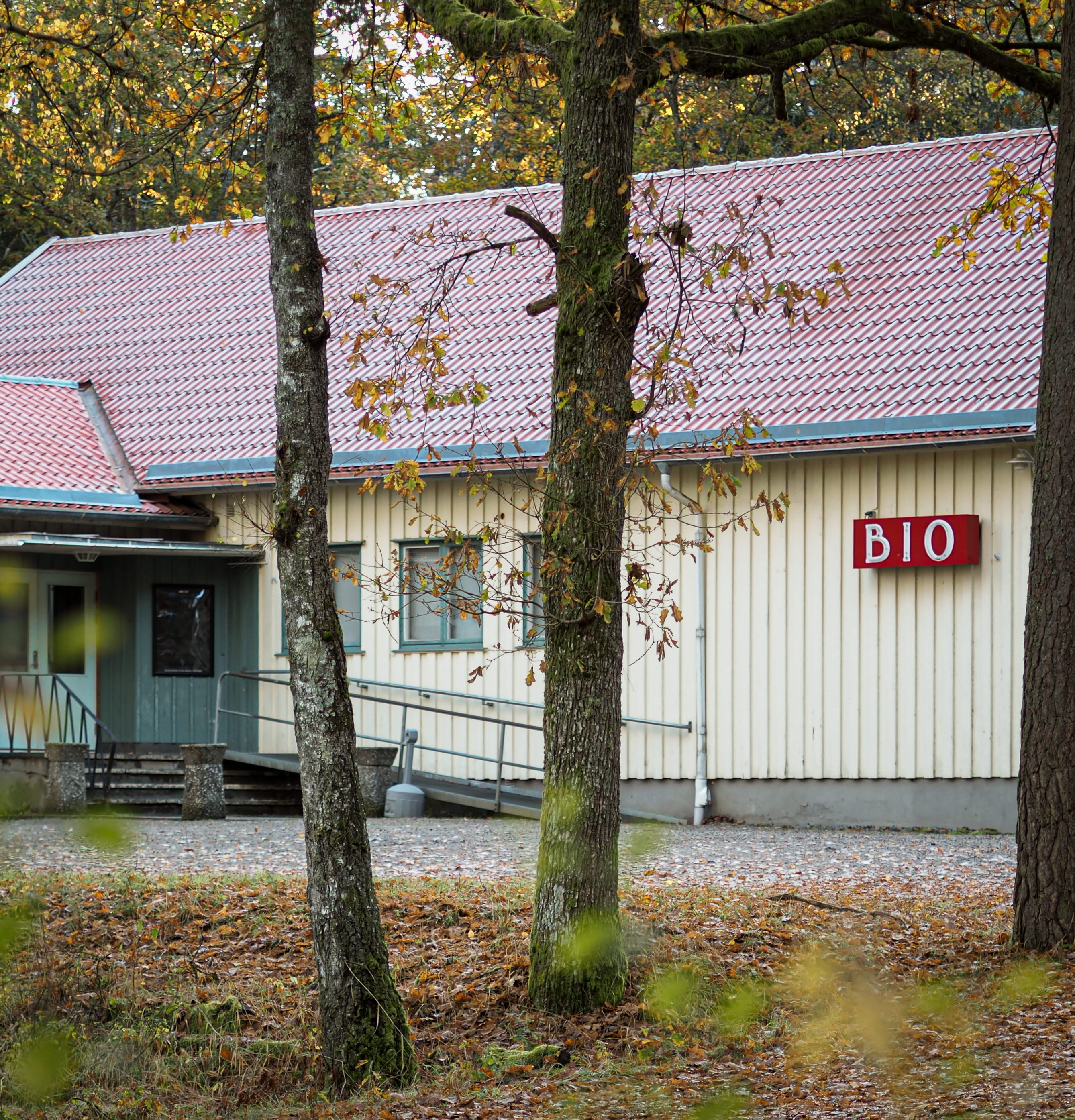 En bild på en biograf som står i en skogsglänta