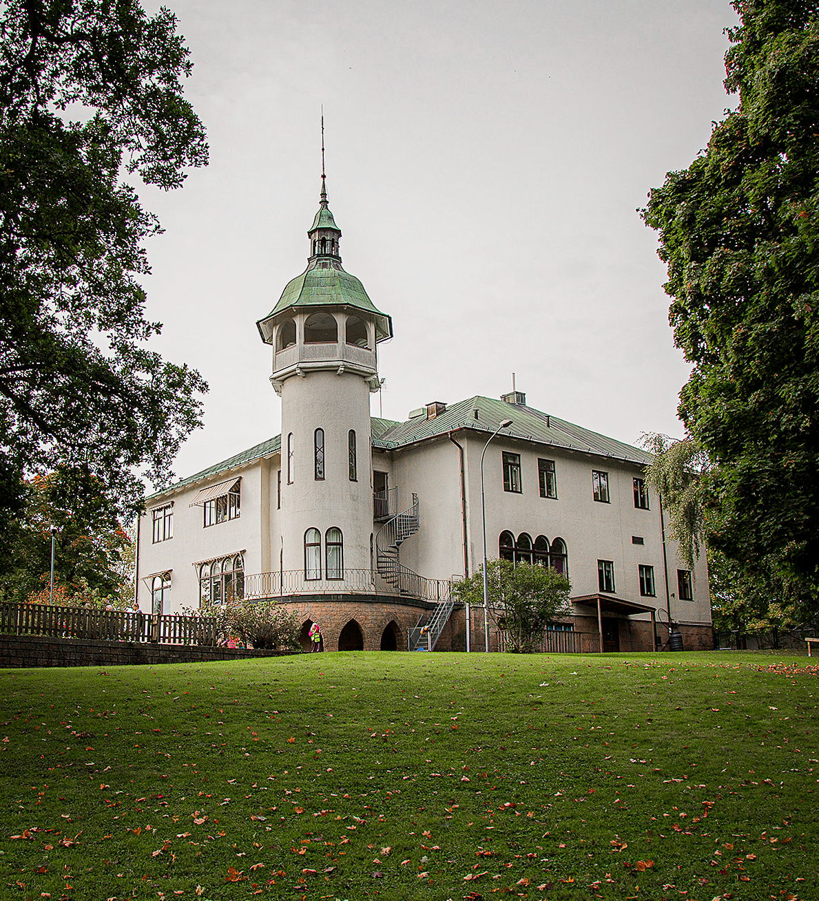 En bild på ett vackert hus med torn.