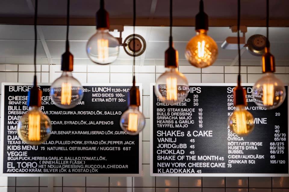 En interiörbild tagen inifrån en hamburgerrestaurang.