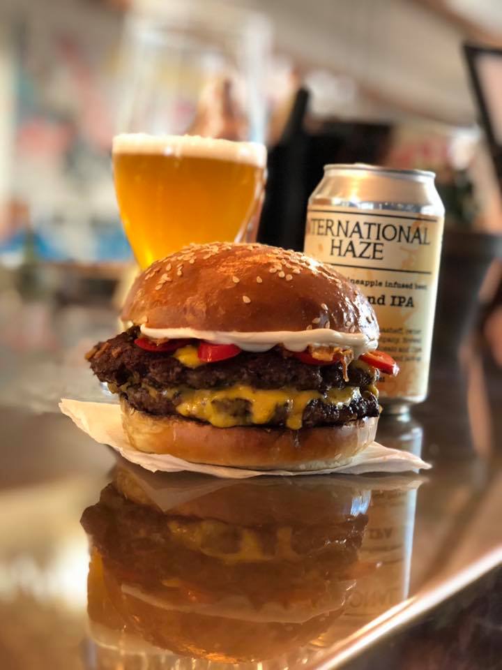 En närbild på en hamburgare.