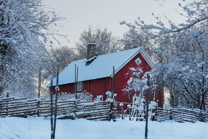 Rött hus i naturreservatet Björkesbacka. Vinter och snö