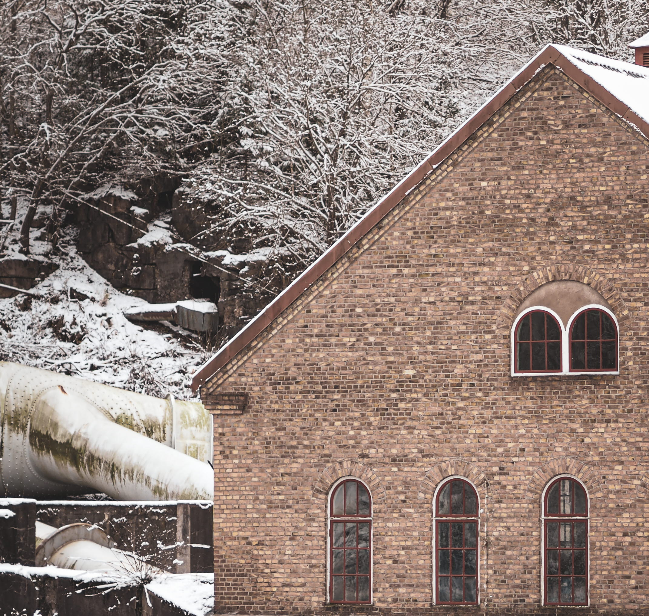 En röd tegelbyggnad i ett vitt snölandskap