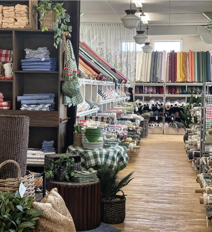 En bild på butiksinredning och textilsortiment i en tygaffär