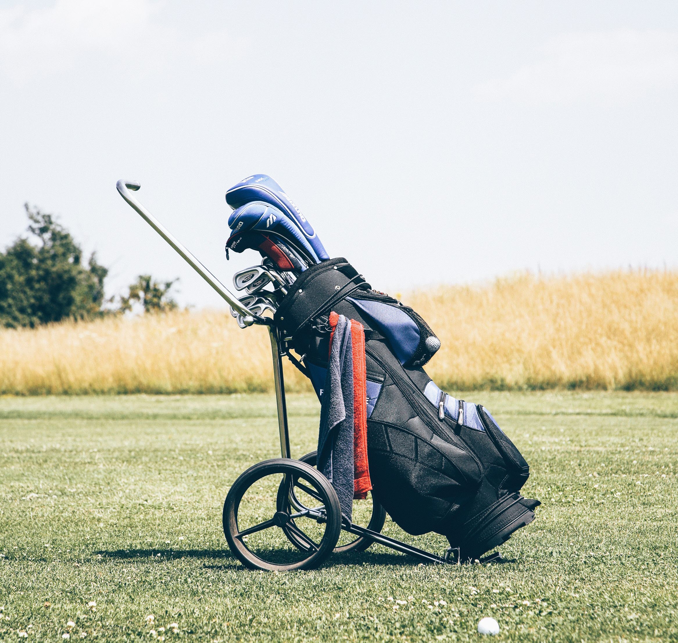 En bild på en goldbag som står på en golfbana.