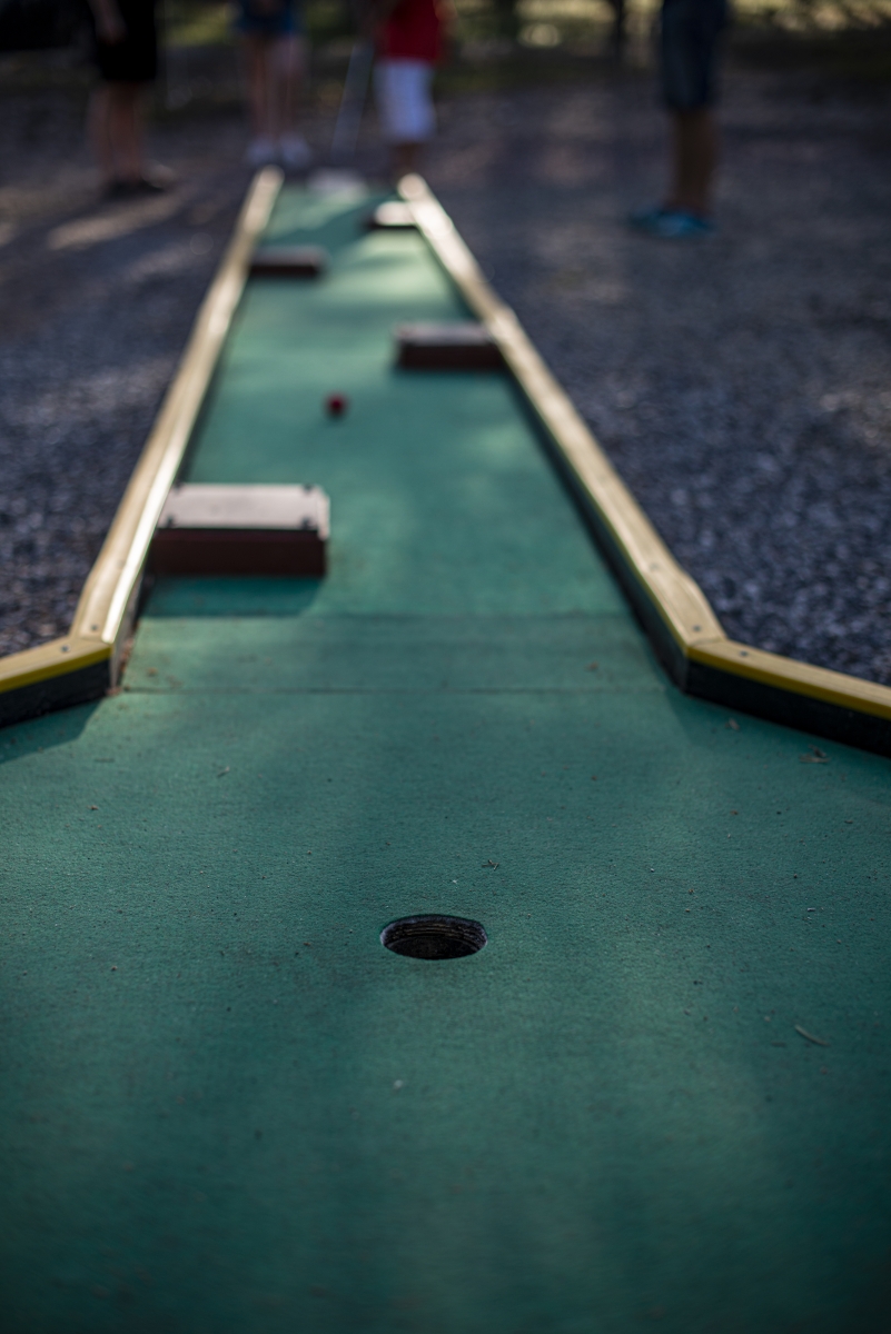 En närbild på en minigolfbana med hålet i fokus.