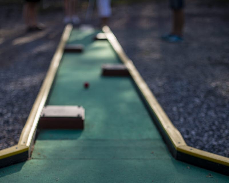 En närbild på en minigolfbana med hålet i fokus.