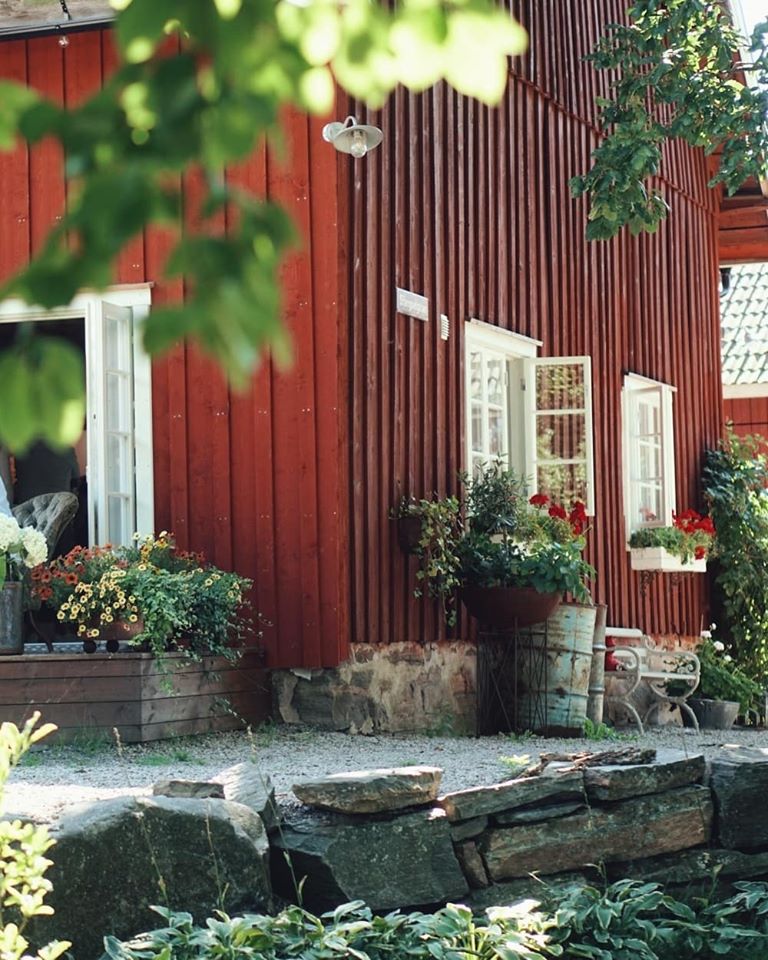 En närbild på ett rödmålat hus.