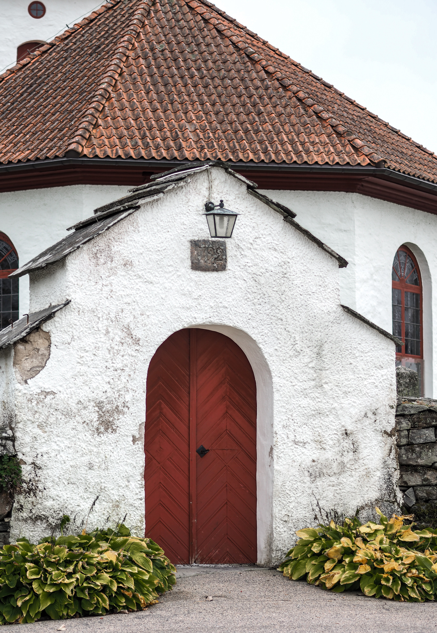 En bild på en ingång till en kyrka,