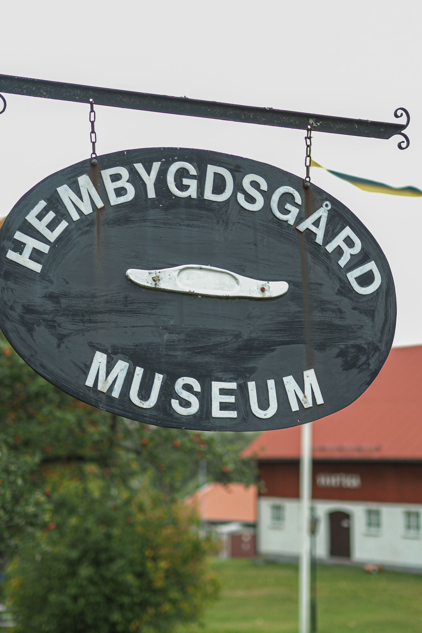 En bild på en skylt med texten "Hembygdsgård Museum".