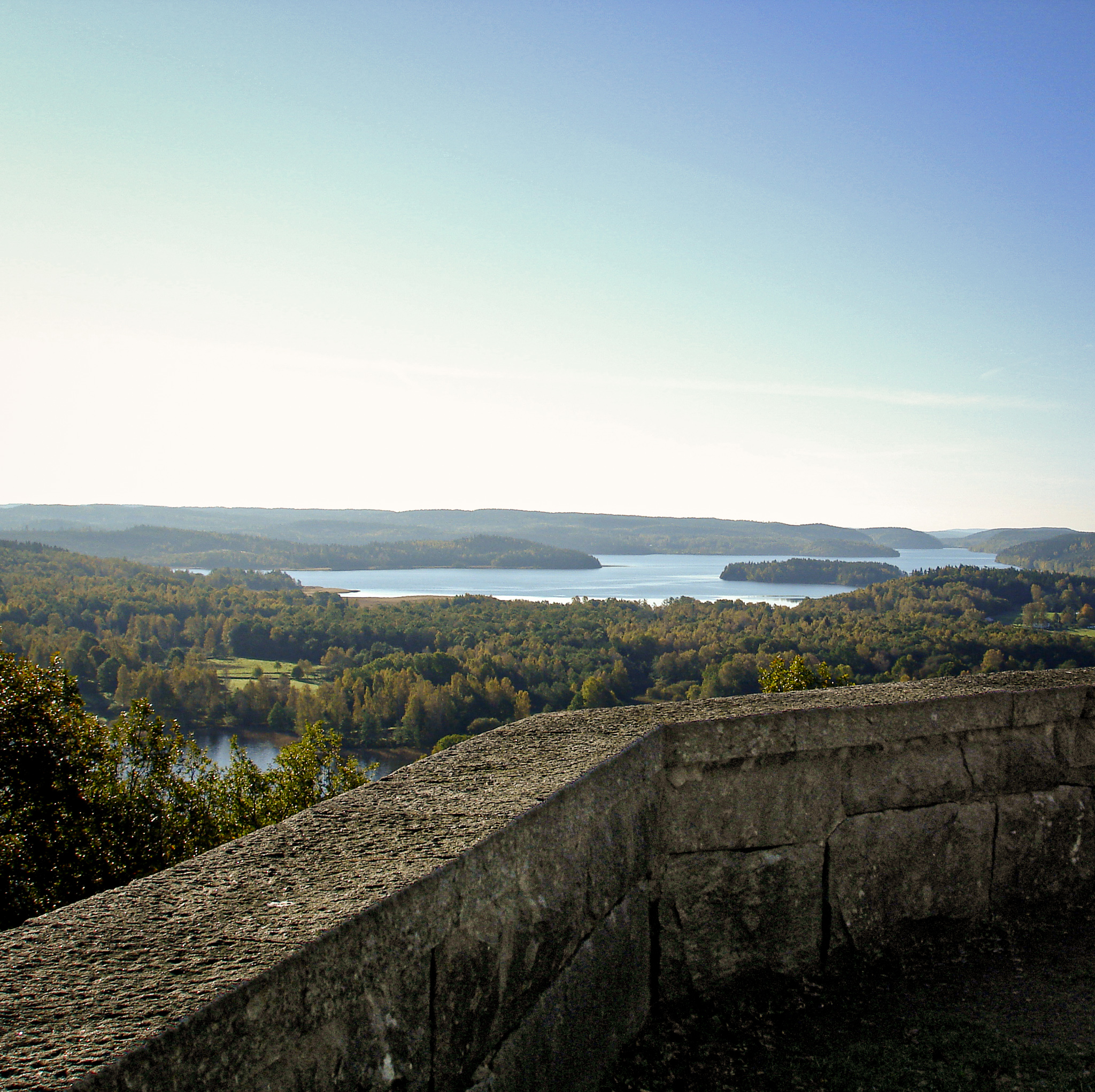 En utsiktbild över flera sjöar