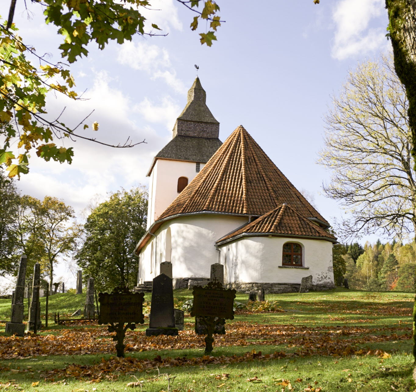 En bild på en vacker kyrka.