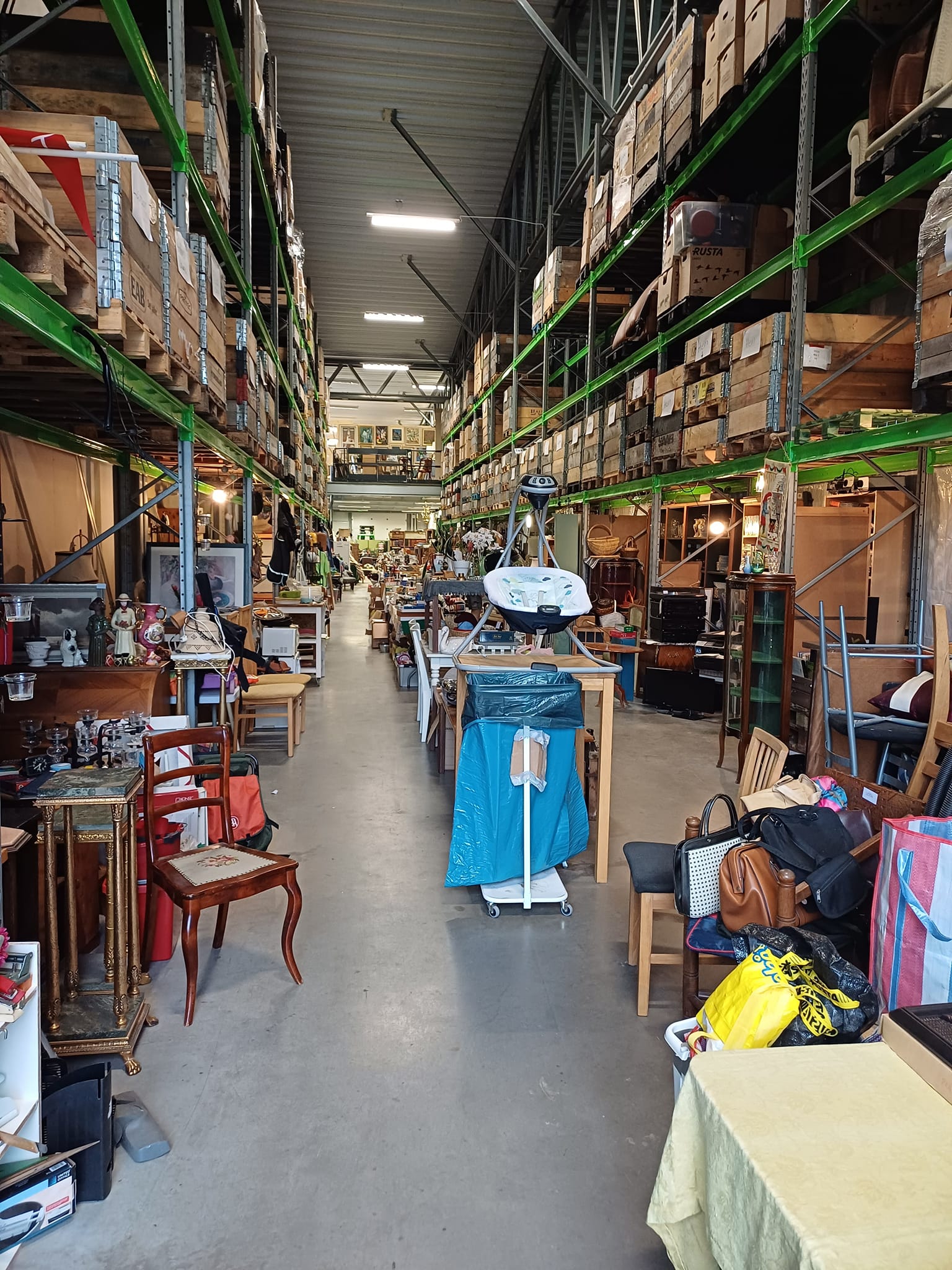 JJ Flytt AB loppis. Lagerlokal med diverse loppisprylar.