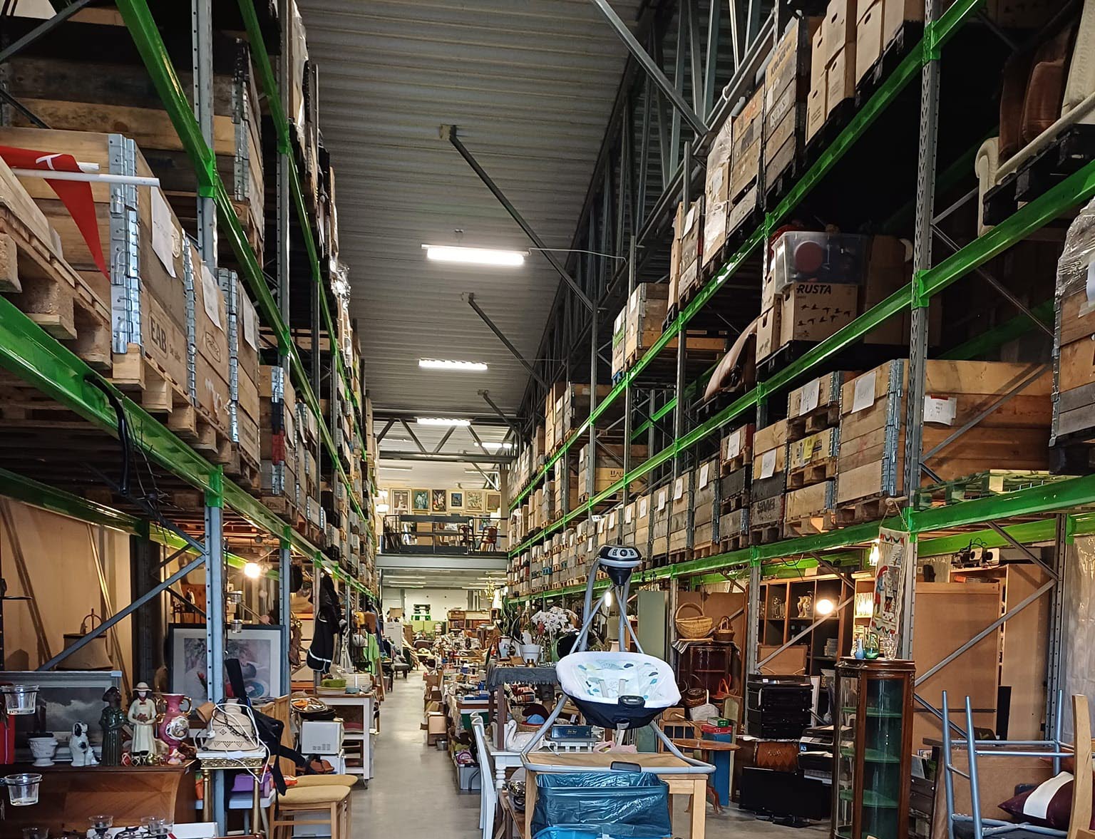 JJ Flytt AB loppis. Lagerlokal med diverse loppisprylar.