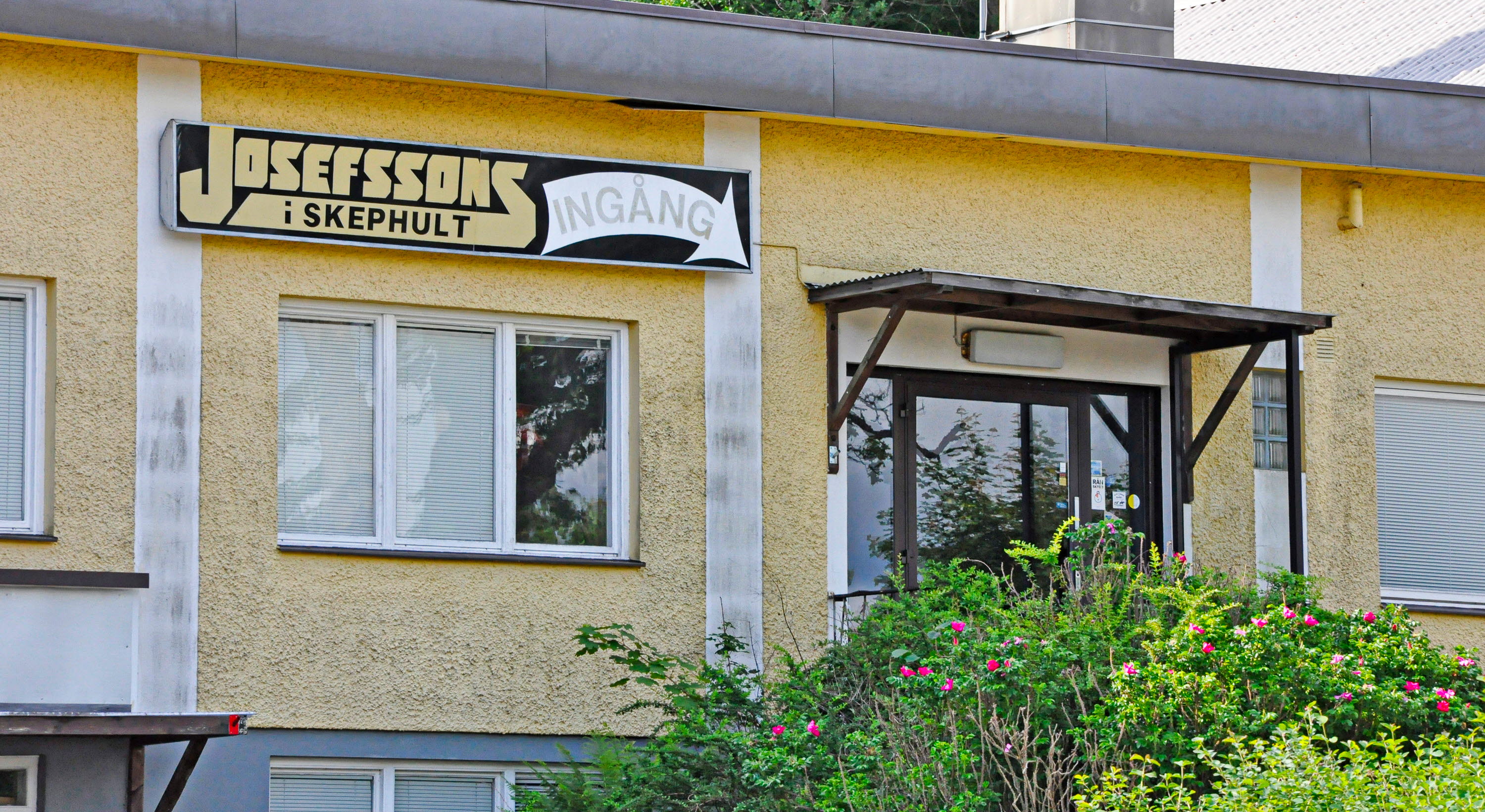 En gul butikbyggnad med skylten "Joesfssons i Skephult".