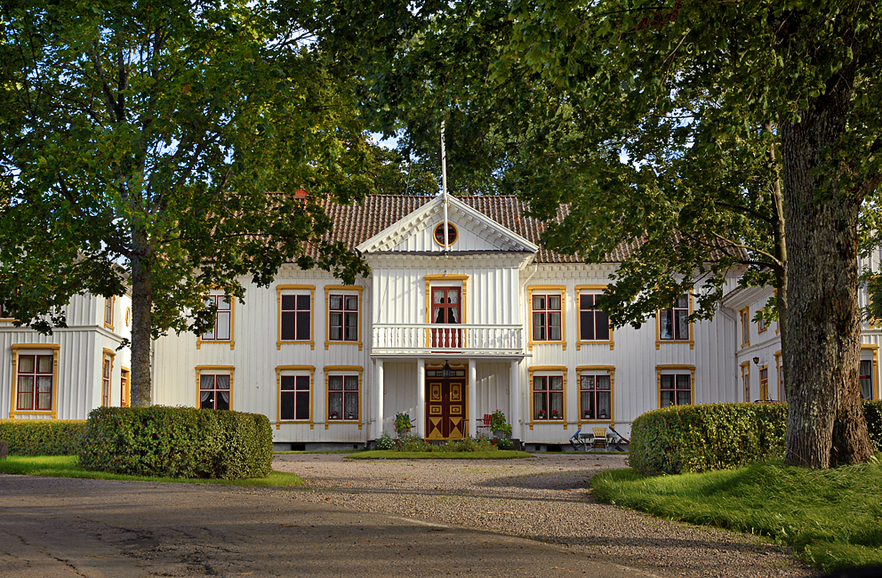 En bild på en vacker förläggargård.