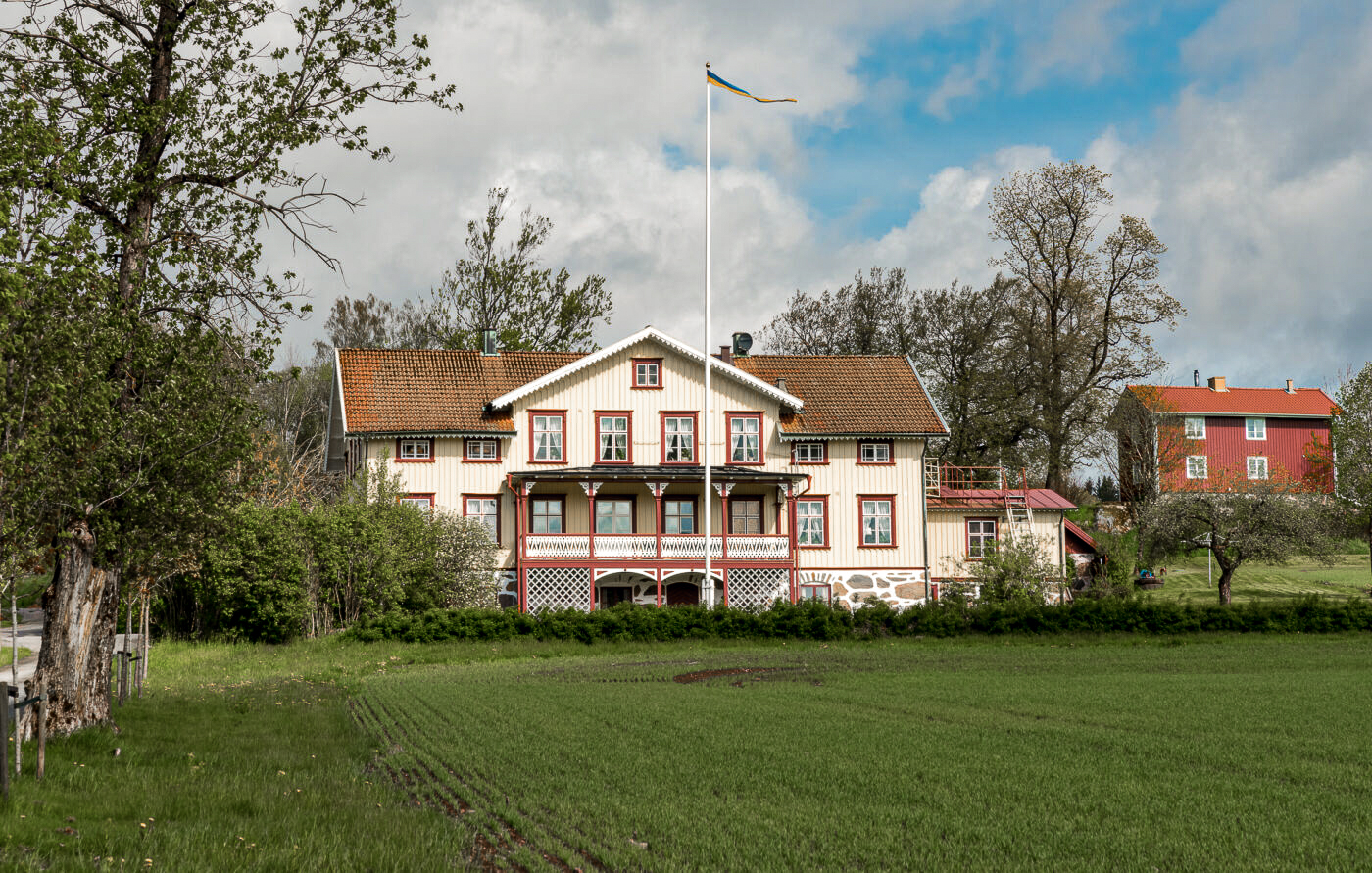 En bild på en vacker förläggargård.