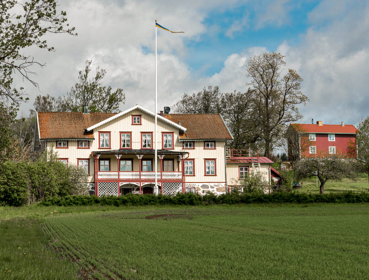 En bild på en vacker förläggargård.
