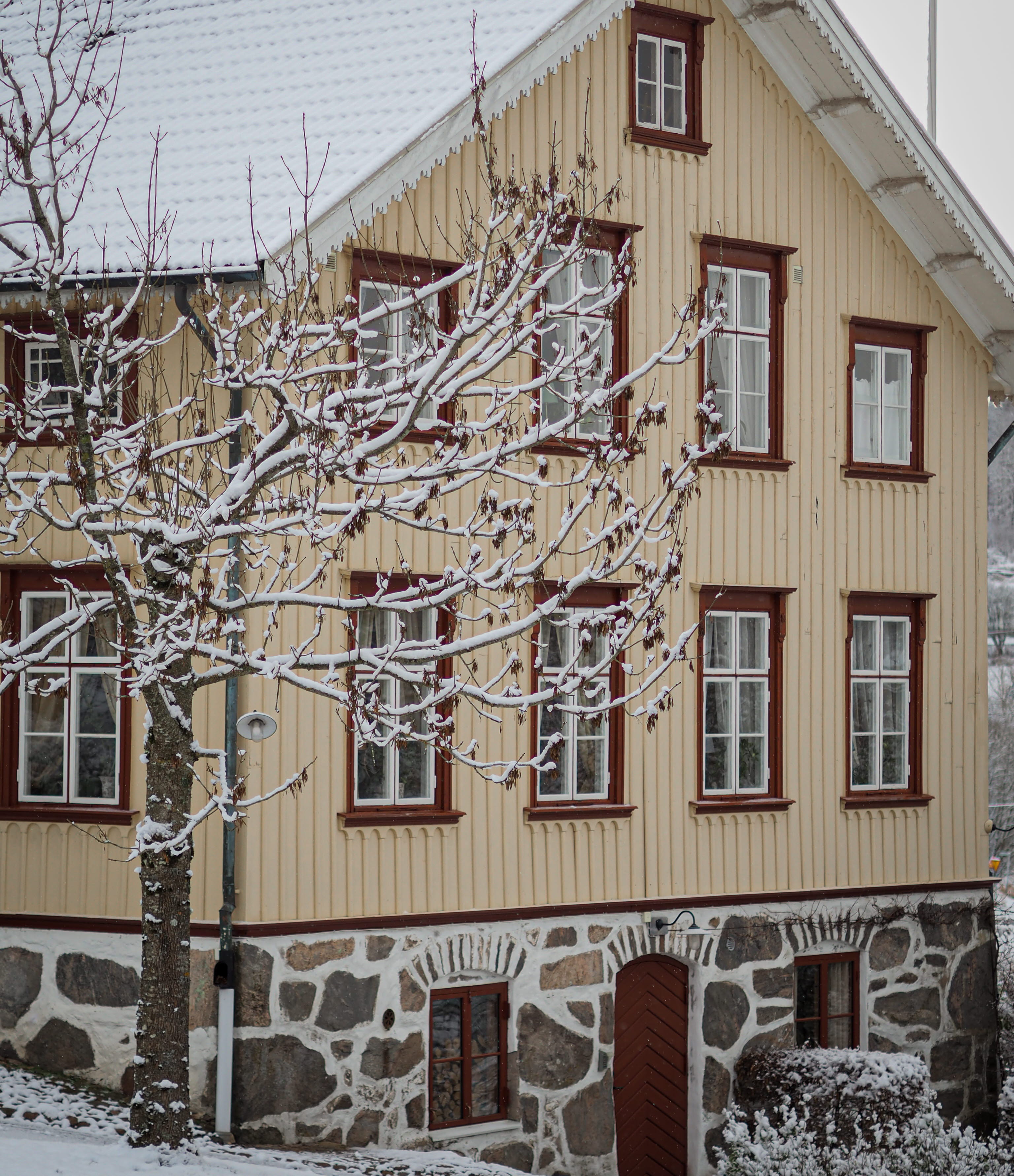 En bild på en vacker förläggargård.