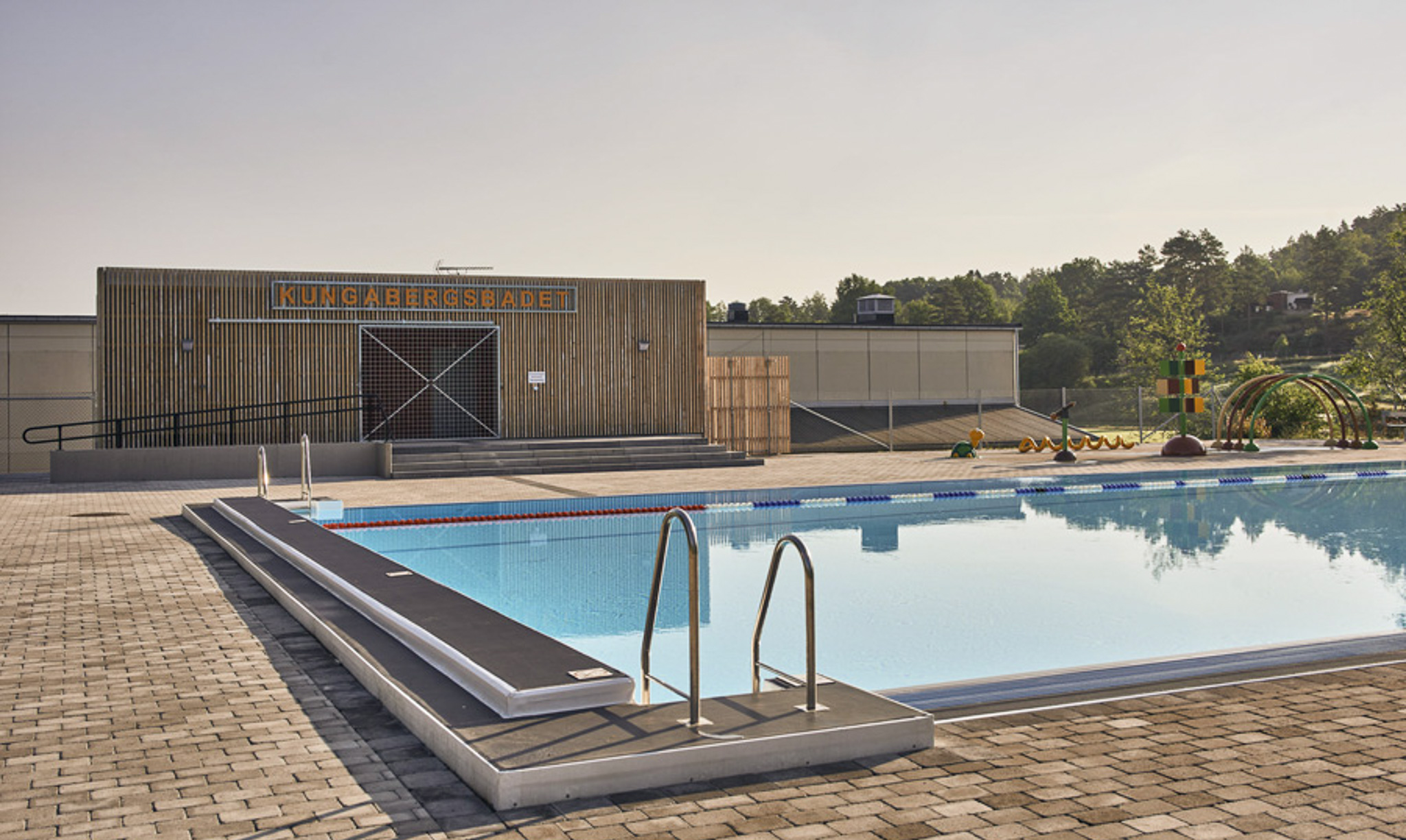En bild på en utomhusbassäng.