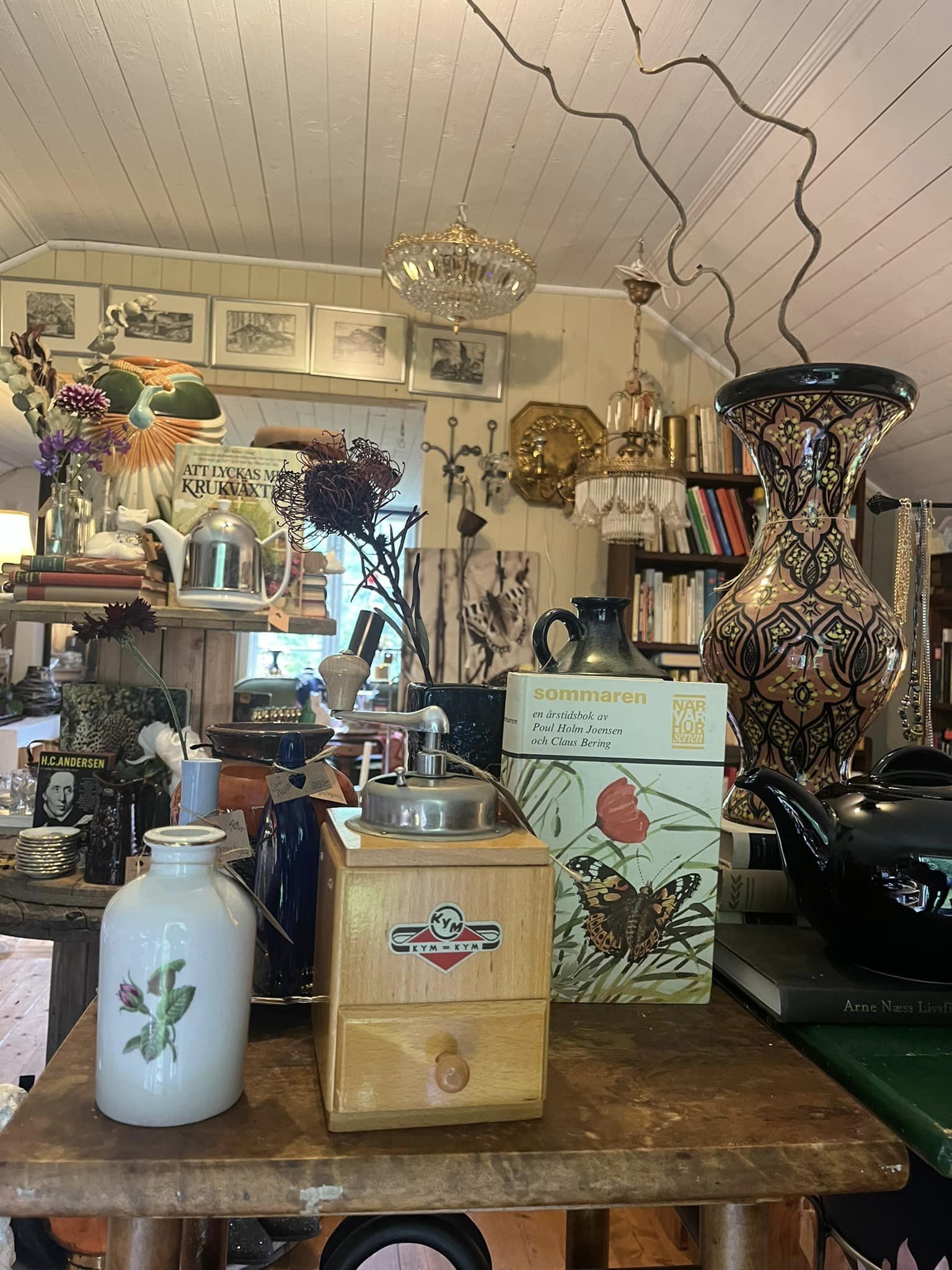 Lillstuga Loppis Fritsla. Rum fyllt av loppis antikt och retro saker.