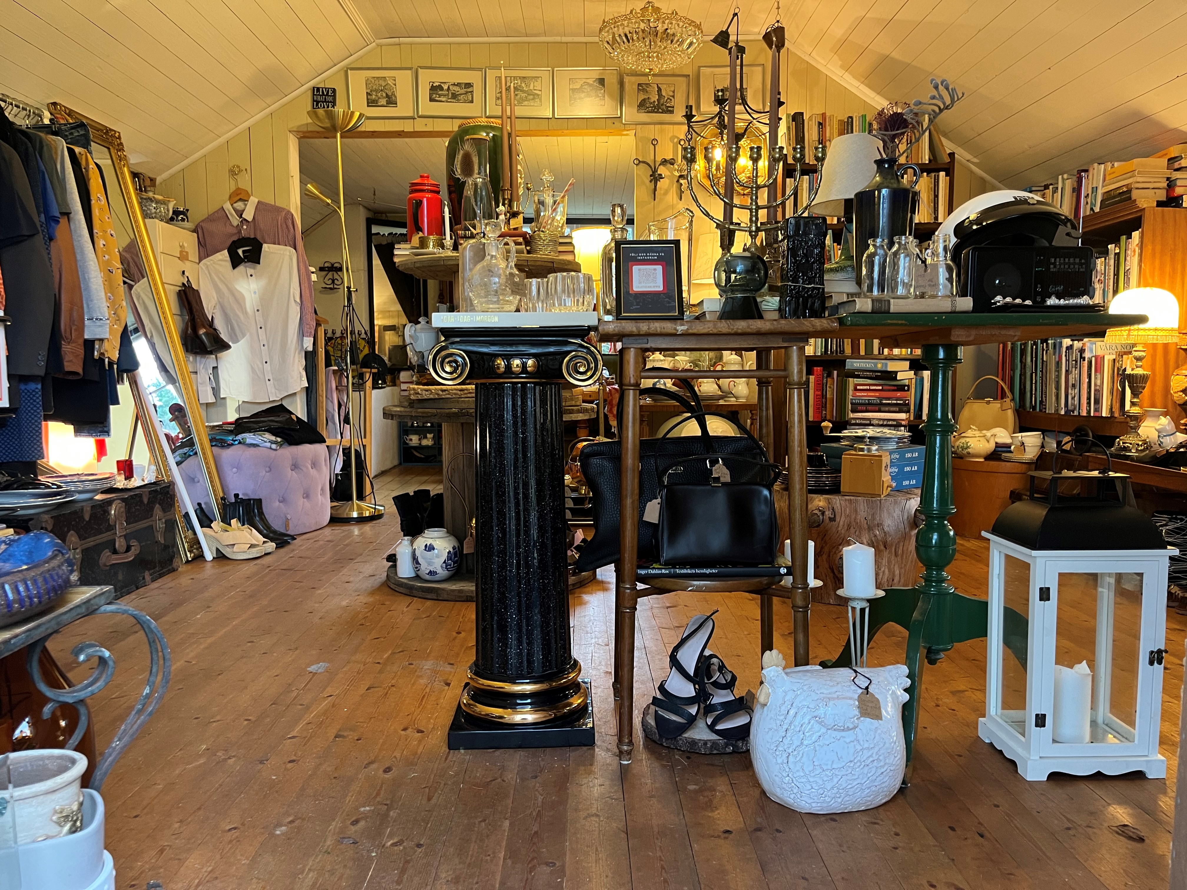 Lillstugan Loppis, bild som visar lokalen i Lillstugans Loppis med många retrosaker