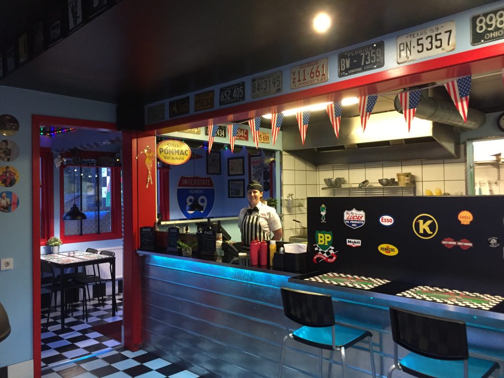 En närbild på en kassadisk i retrostil i ett gatukök