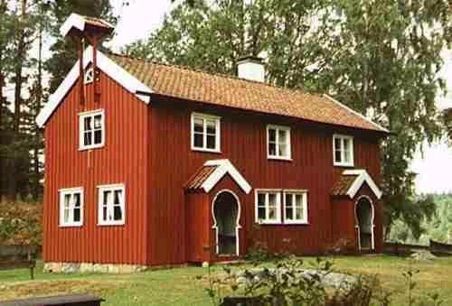 Mariebergsparken. Bild på gammalt rött hus med vita knutar.