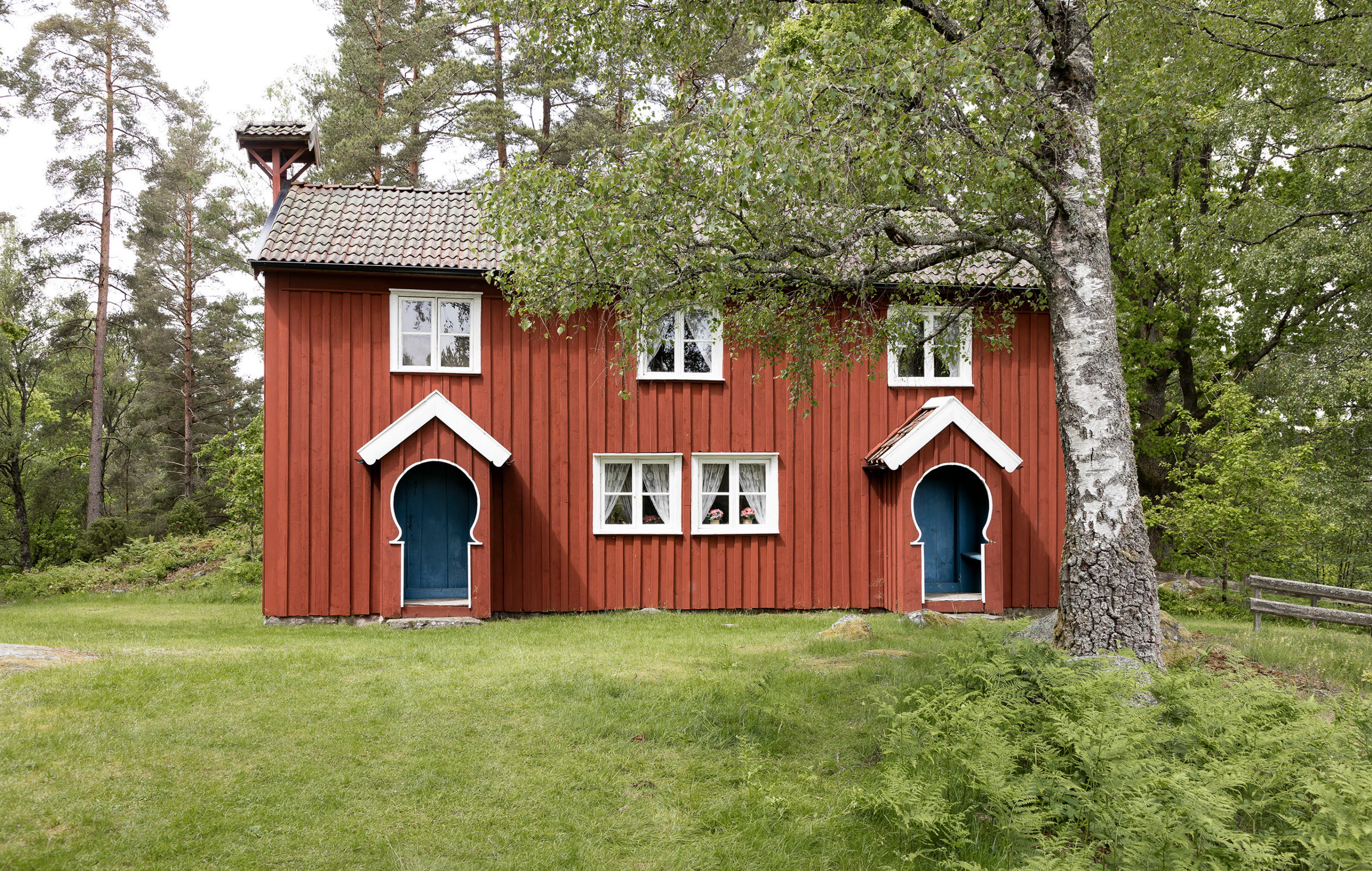 En bild på ett gammalt rött torp.