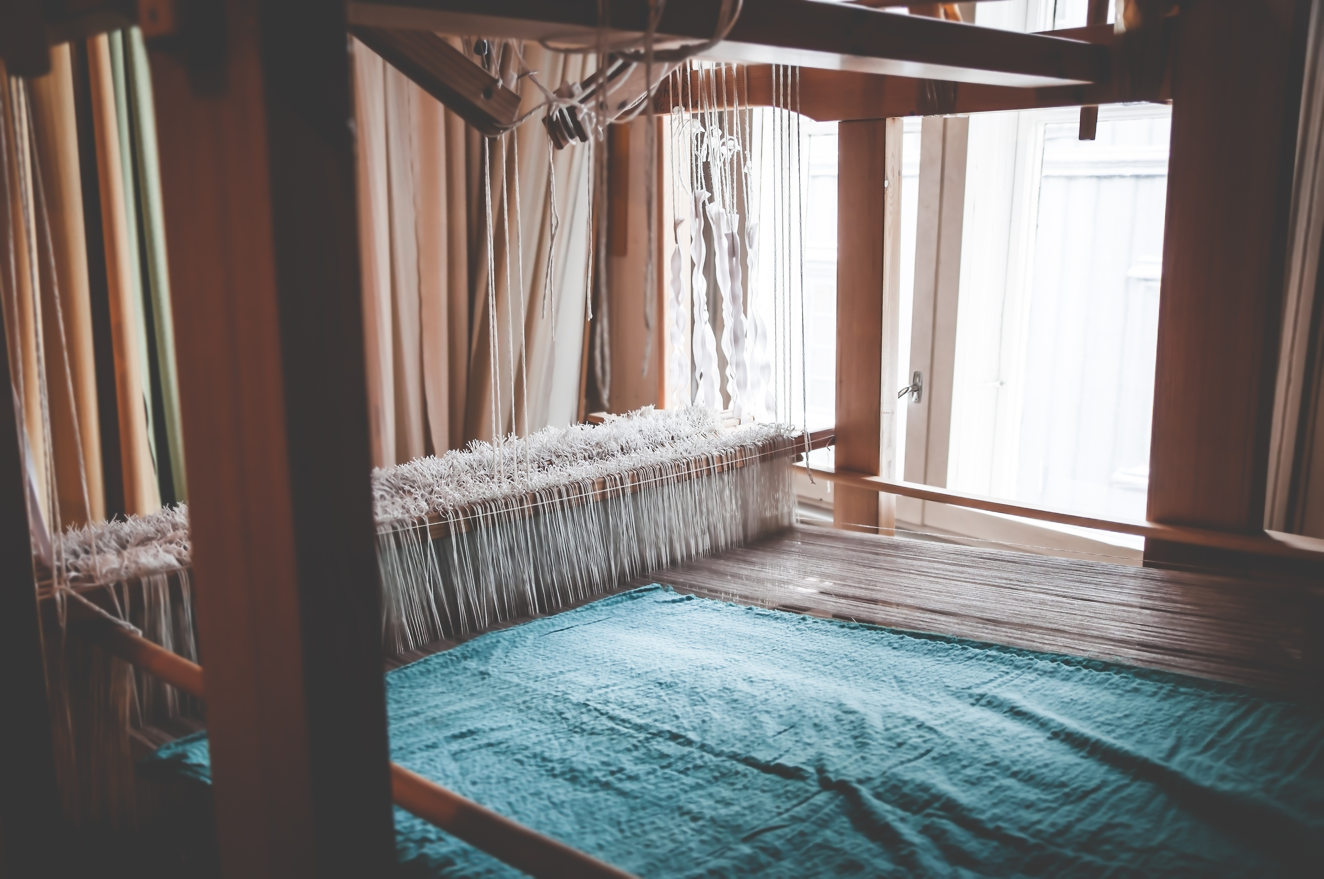 
Gammal traditionell vintagevävstol som ett professionellt tillverkningsverktyg för handarbete för handgjord vävproduktion i en textilverkstad, 