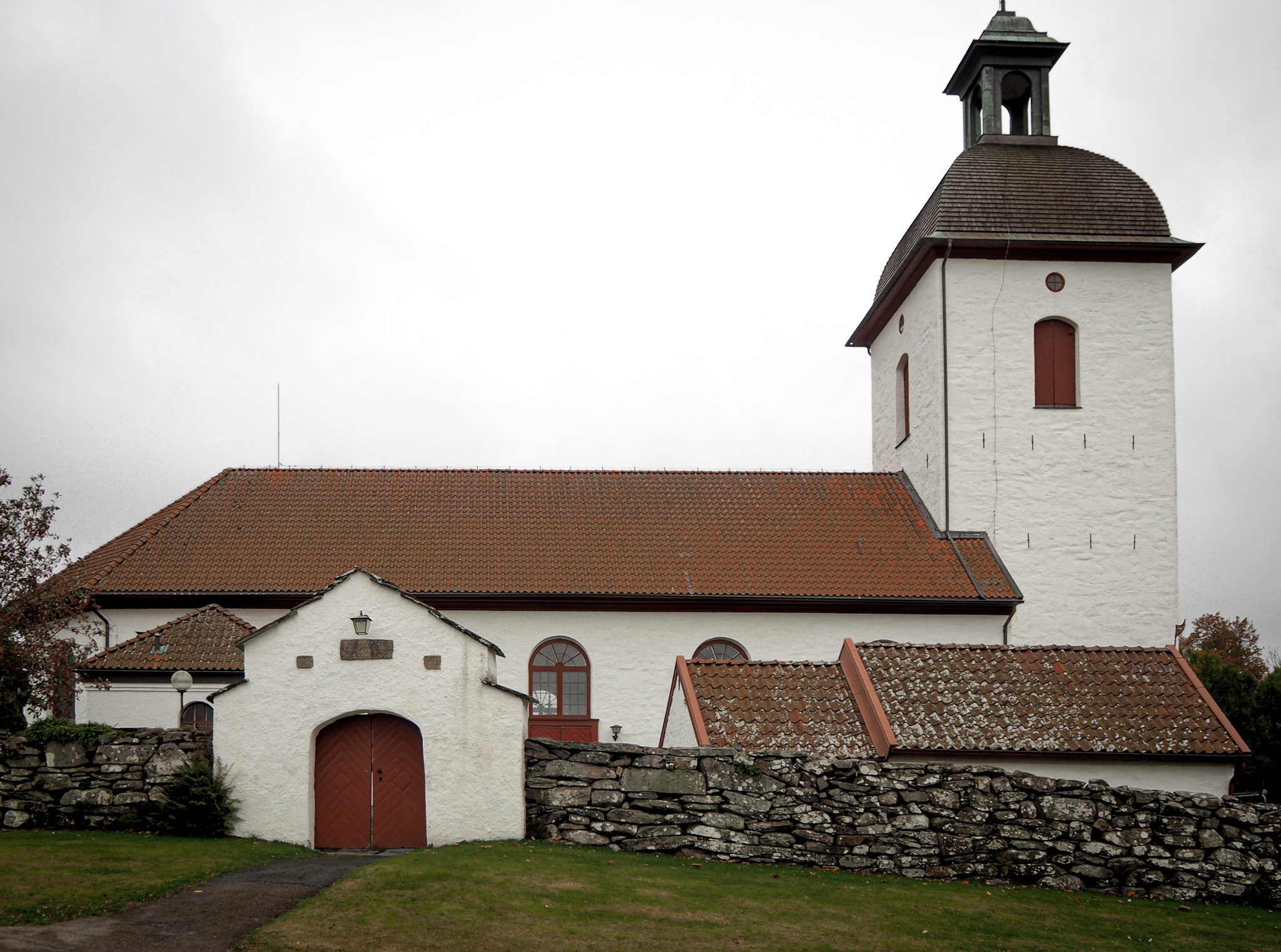 En bild på en gammal kyrka en molning dag