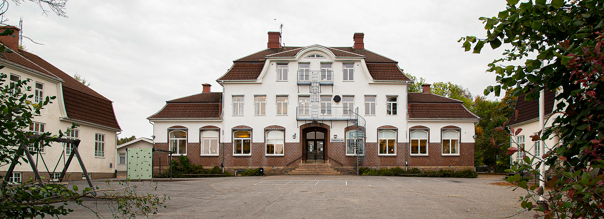 En bild på en gammal äldre byggnad med vit putsad fasad.