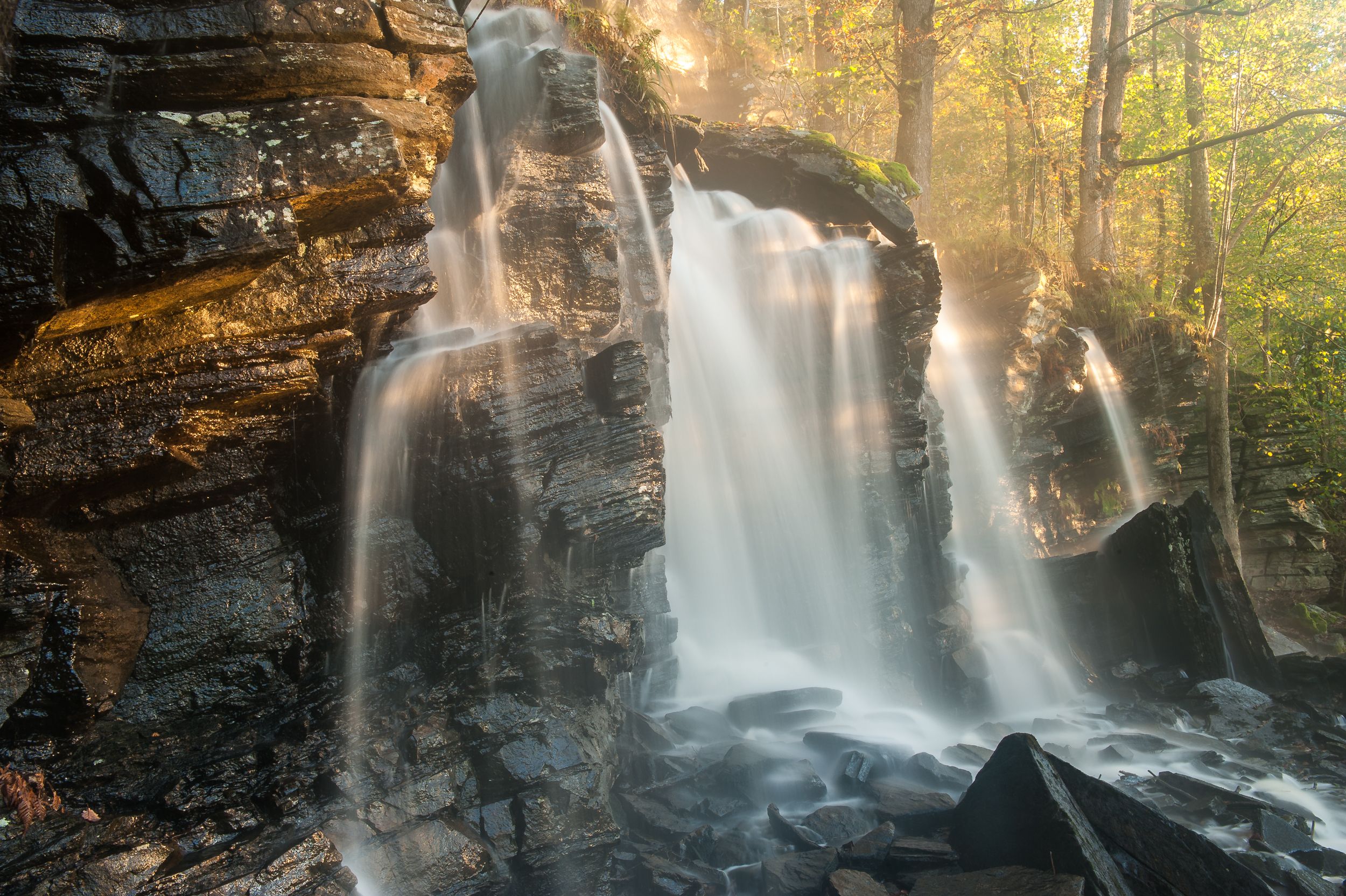 En närbild på ett vattenfall.