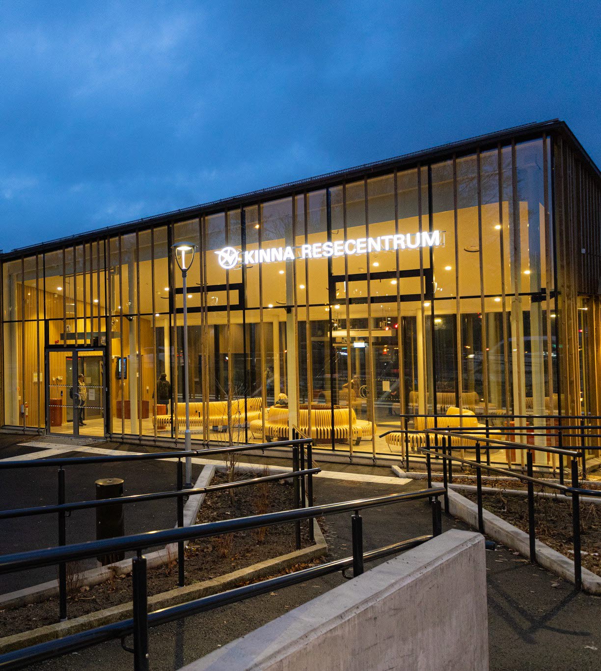 En bild på ett nybyggt och modernt resecentrum.