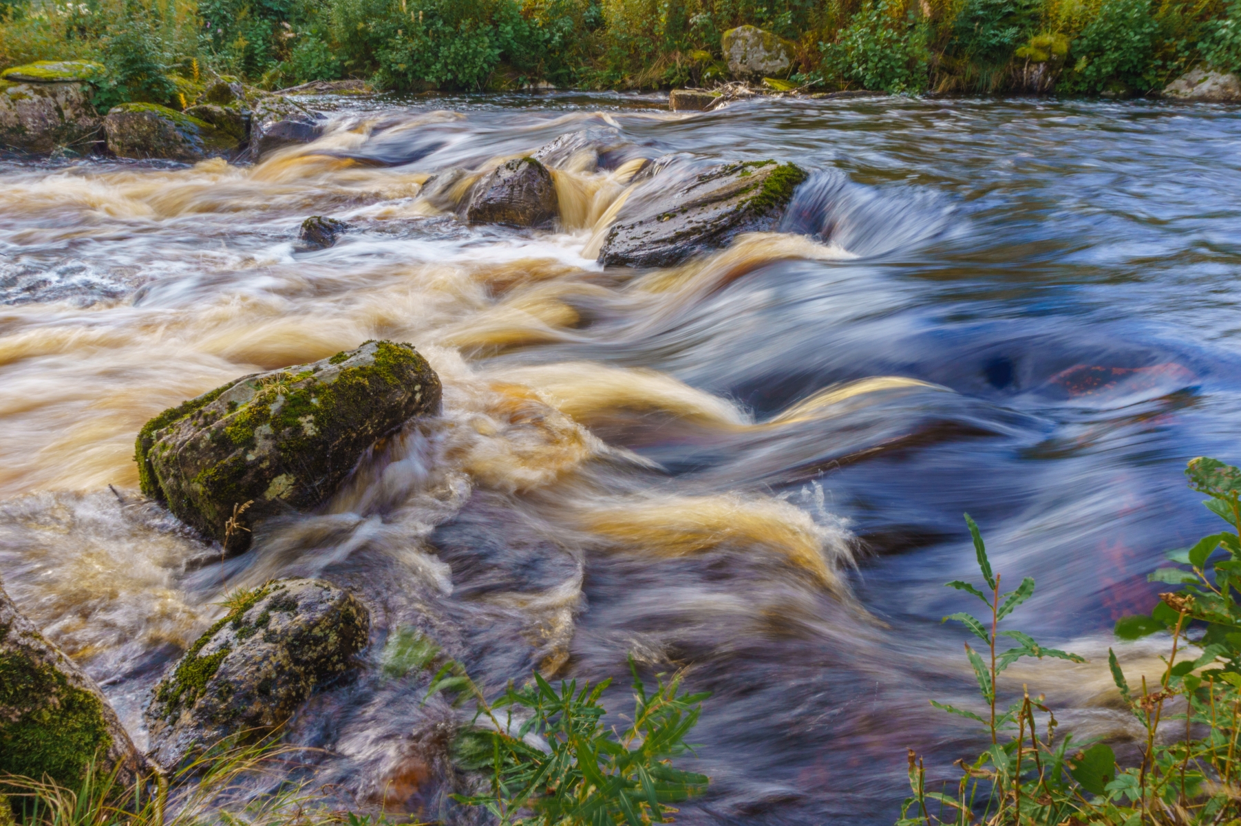 En bild på strömmande vatten i en å